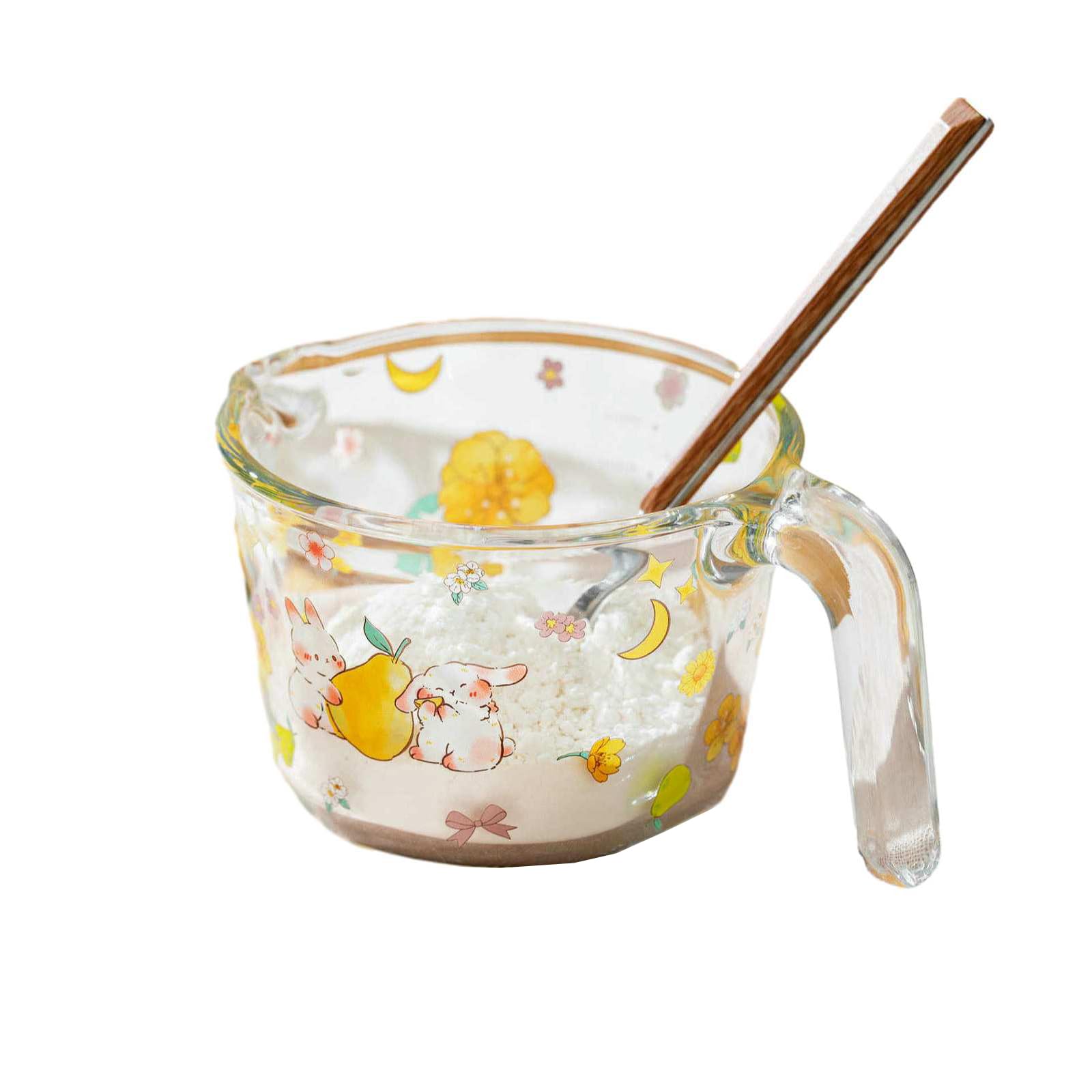 Offrez cette tasse graduée en verre de 500 ml ornée d'un adorable lapin fleuri