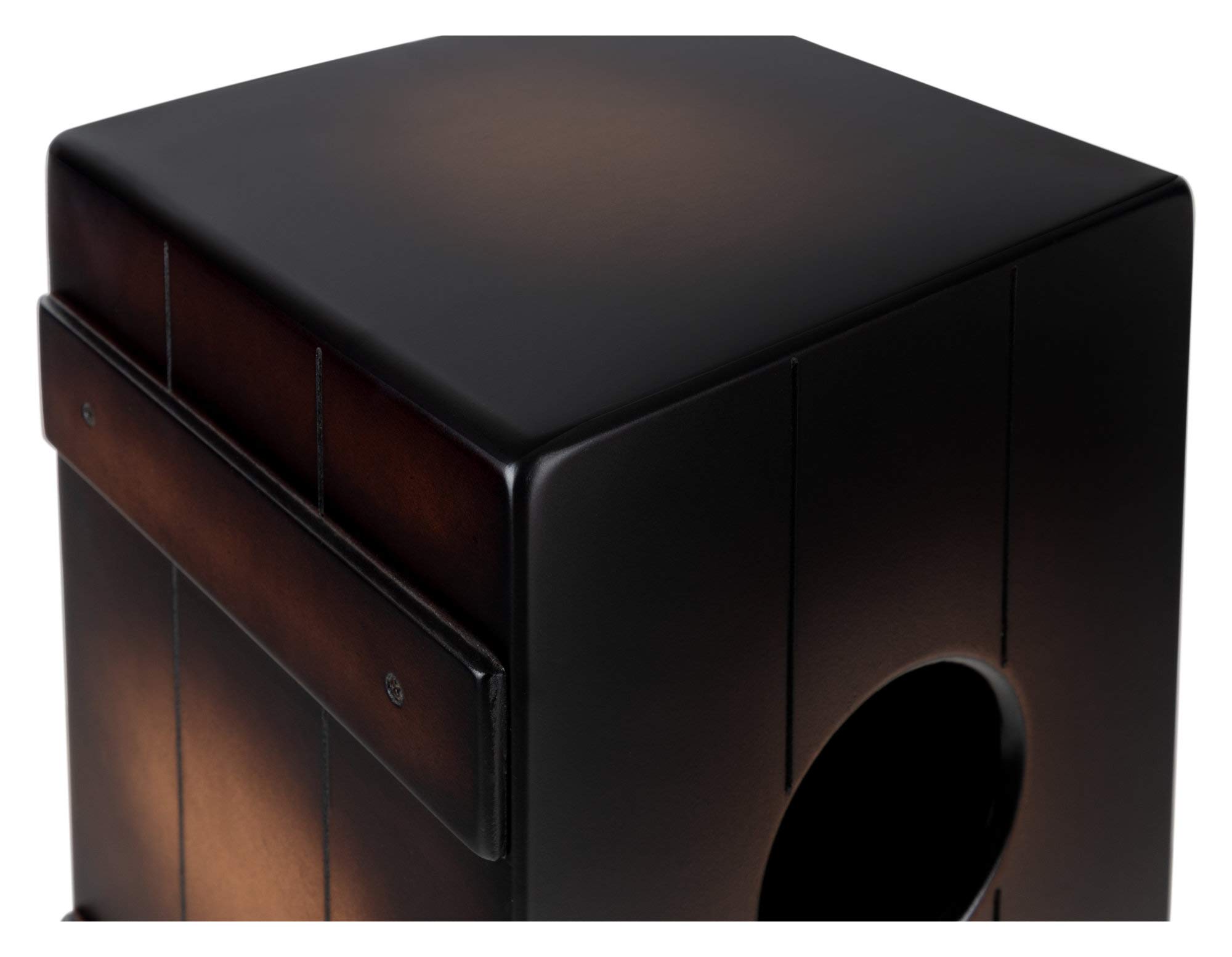 XDrum Design Series Cajon "Rum", Cajón de diseño con estampado vintage | Puerto de graves integrado, Cuerpo: HPL (High Pressure Laminate), Mitad superior de la superficie de golpe atornillada, 5 cm