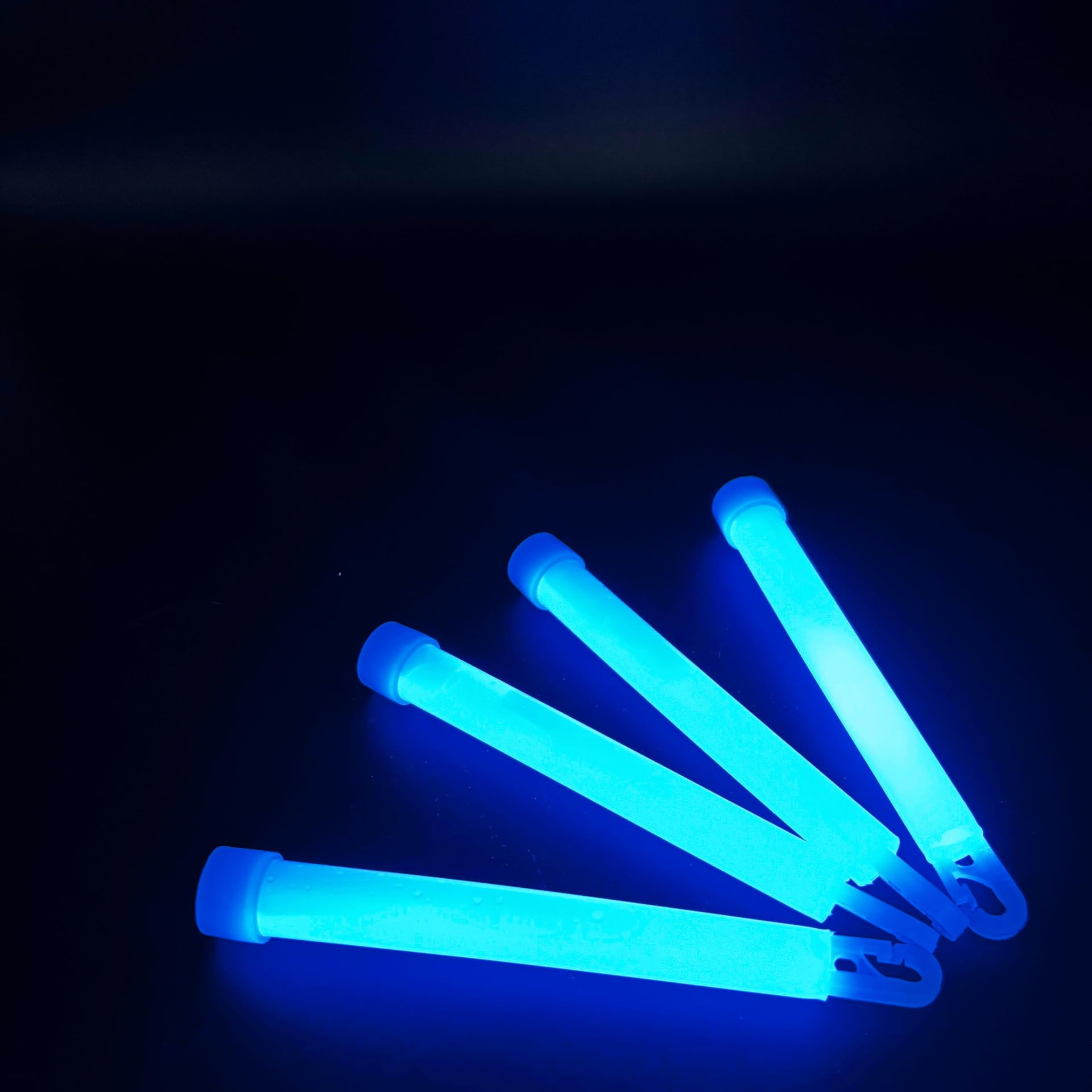 KNIXS 25er Pack Power-Knicklichter/Knicklicht (15cm) inkl. Spezialhaken und Befestigungsband - blau leuchtend für Outdoor,Markierung und Krisenvorsorge