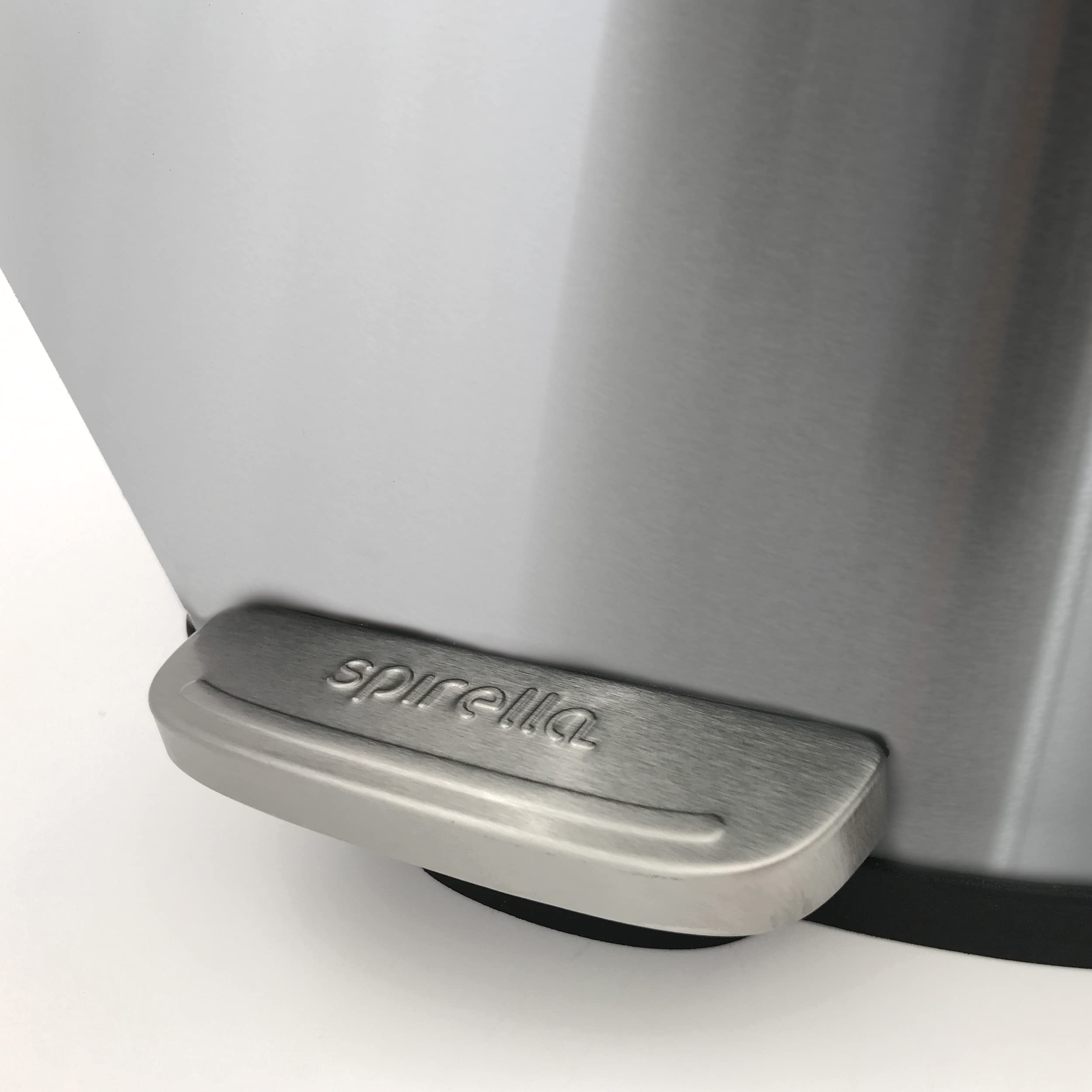 Spirella - Badezimmer Mülleimer mit Fußpedal Modell Akira - Hochwertiger Edelstahl - Leise Schließfunktion Easy-Close - Gebürstetes Metall - 30L - Badaccessoires