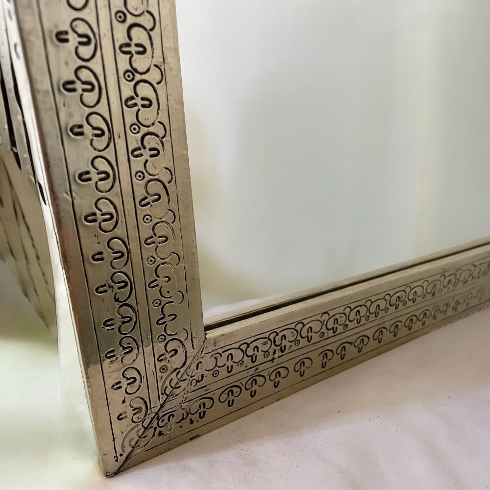 Specchio Marocchino Artigianale in Alpacca, Cornice Decorativa con Motivi Geometrici, Stile Arabo, da Parete o Appoggio, argentato 35xh50 cm