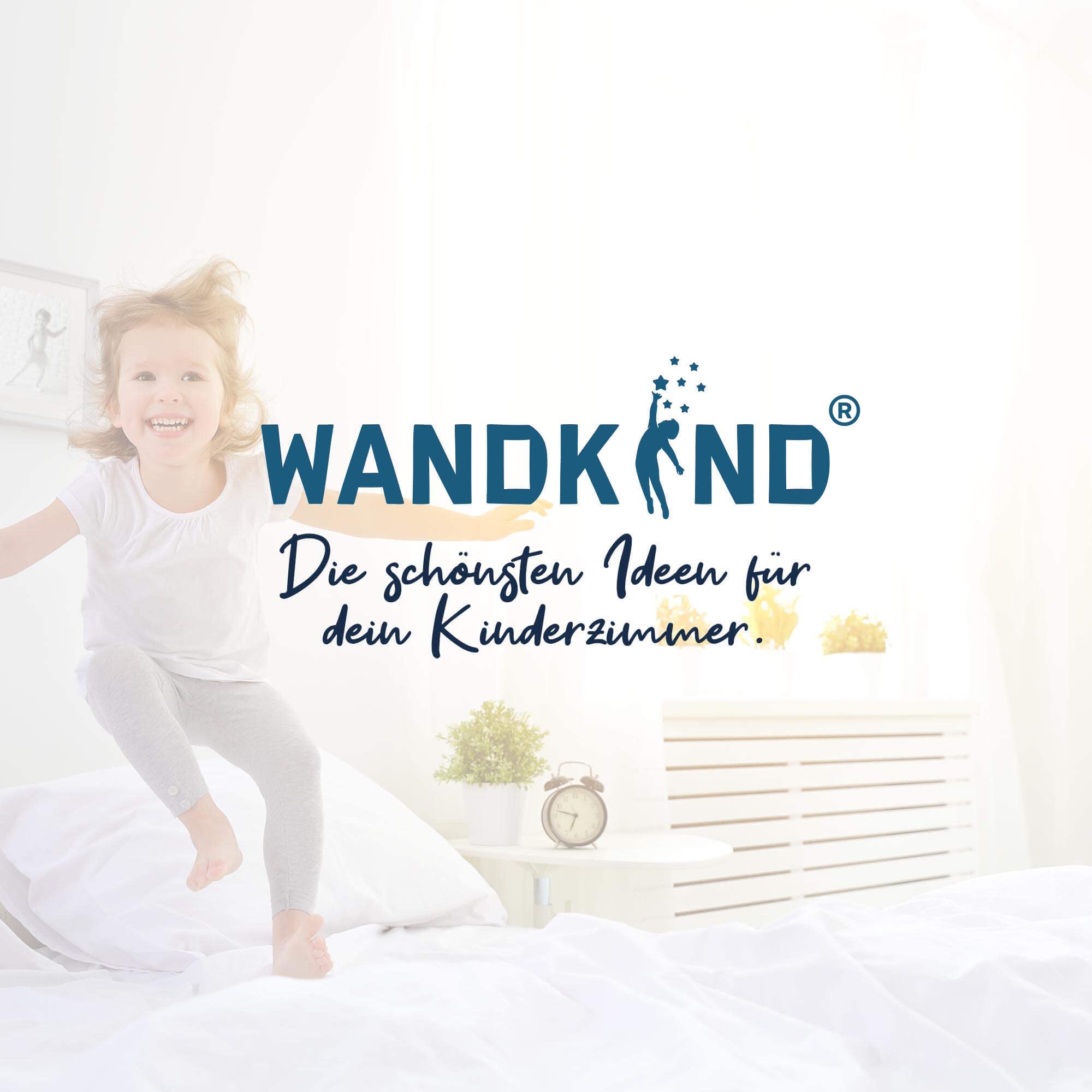 WANDKIND Löwe & Schmetterlinge V357 Wandtattoo Kinderzimmer | handgezeichnet | AUFKLEBER Kindergarten | Wandsticker Babyzimmer Leo mit Sterne Löwen Schmetterling Safari (100 x 100 cm)