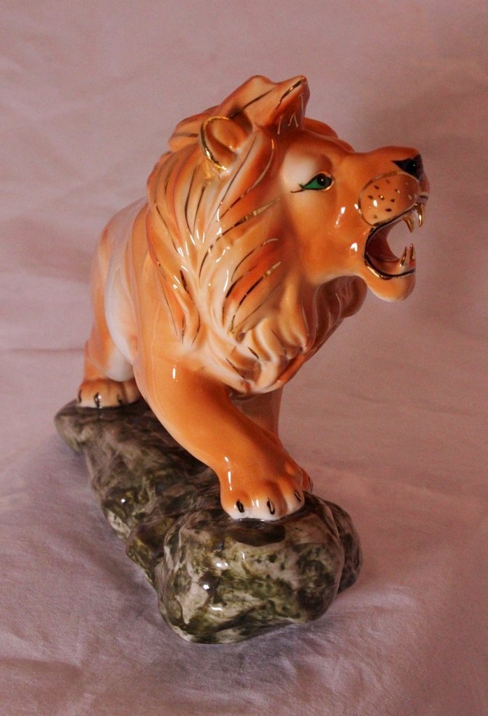 GIFTMAN Feng Shui Lion - Multi Colours Hand Crafted and Decorated Fine Chinese Porcelain, Figurine 2109015