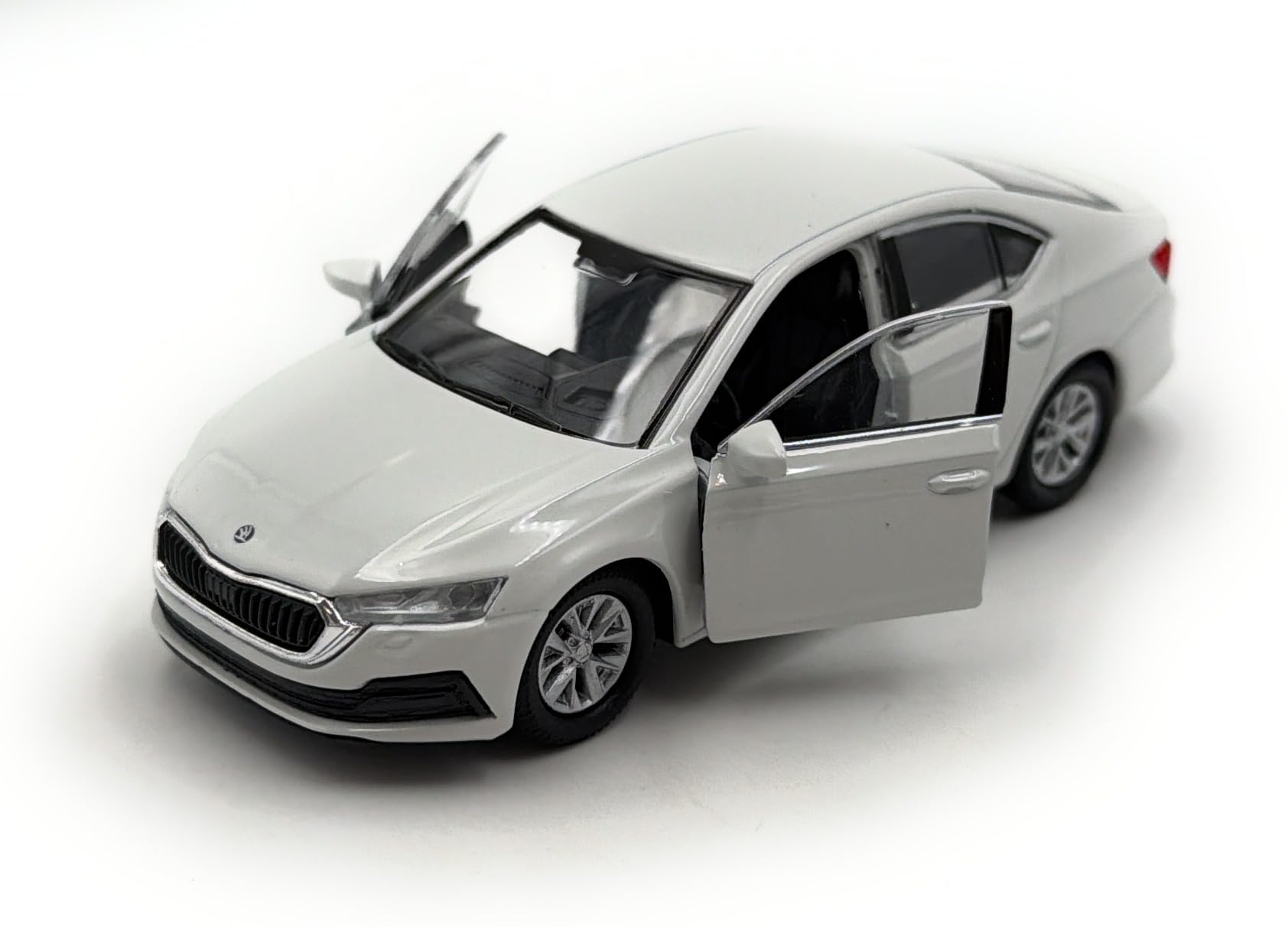 Toi-Toys Welly Model car Skoda Octavia IV, miniature car, scale 1:39 / length 12cm, white