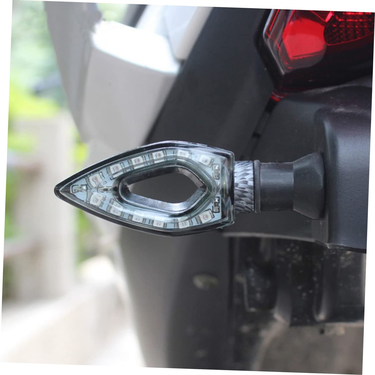 2 kierunkowskazy LED do motocykli, kompatybilne ze wszystkimi motocyklami. Wytrzymała obudowa zapewnia większe bezpieczeństwo w nocy.