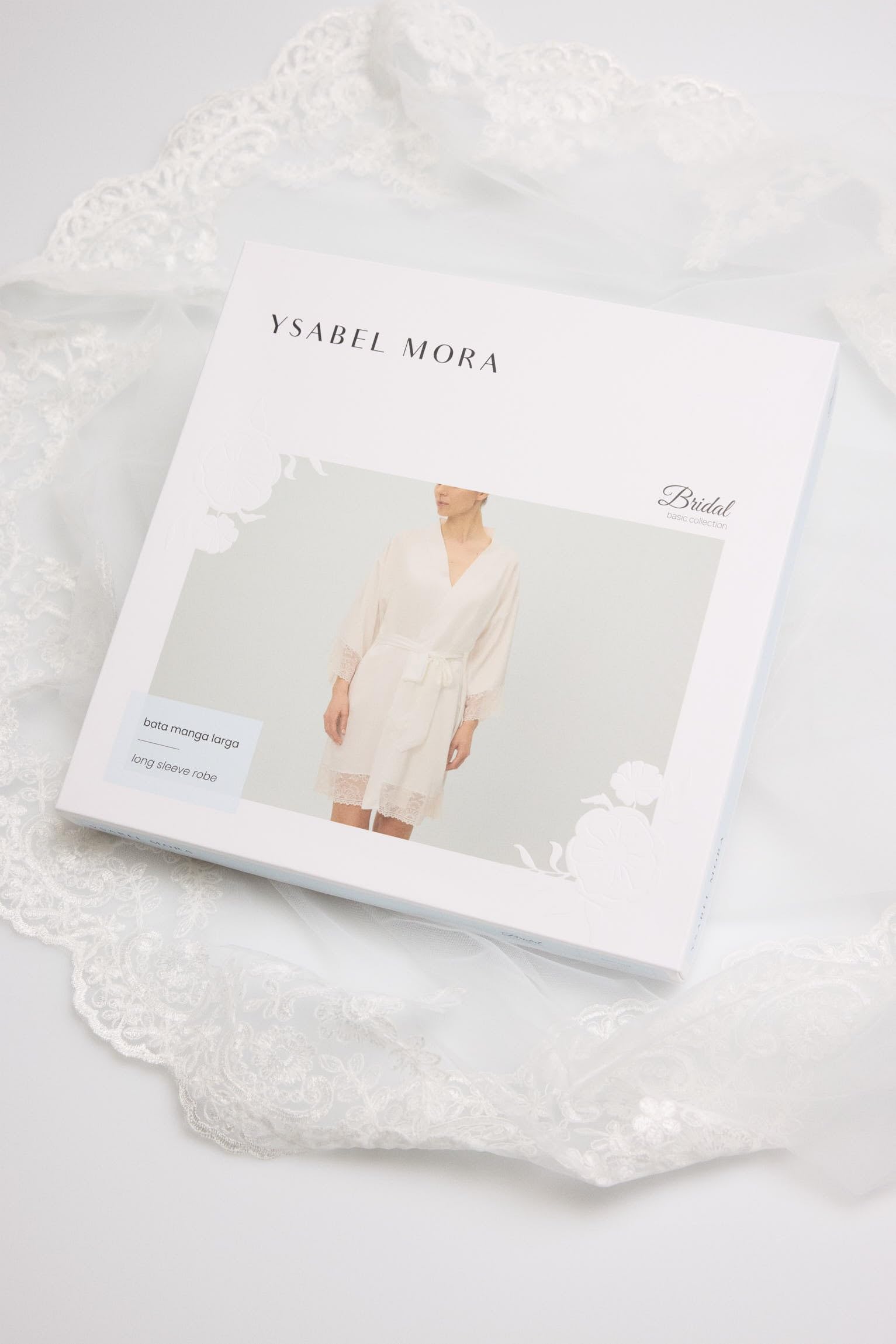 YSABEL MORA Bata de Manga Larga. Colección Bridal. Bata de Satén Ideal para Novias con Detalles de Encaje que Complementa Perfectamente el Ajuar de Novia..