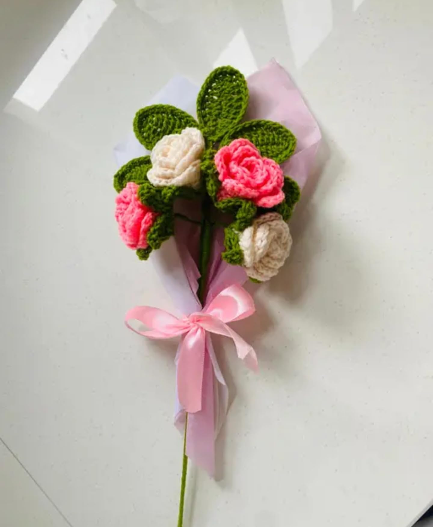 Bouquet de roses au crochet fait main, arrangement floral d'exception