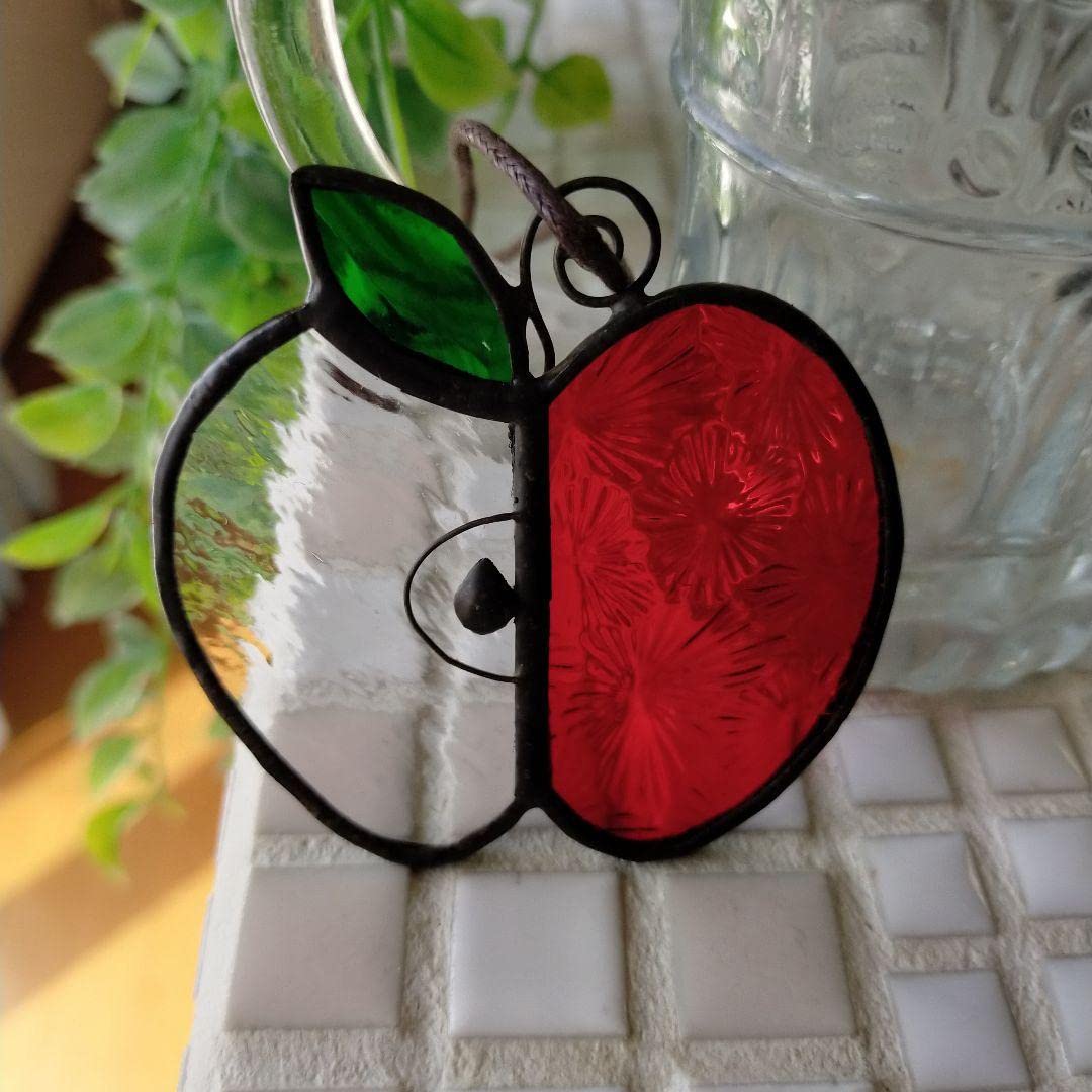 【ハンドメイド】 ステンドグラス ダークなイチゴとリンゴ 2個 サンキャッチャー ハンドメイド】 ステンドグラス ダークなイチゴとリンゴ 2個