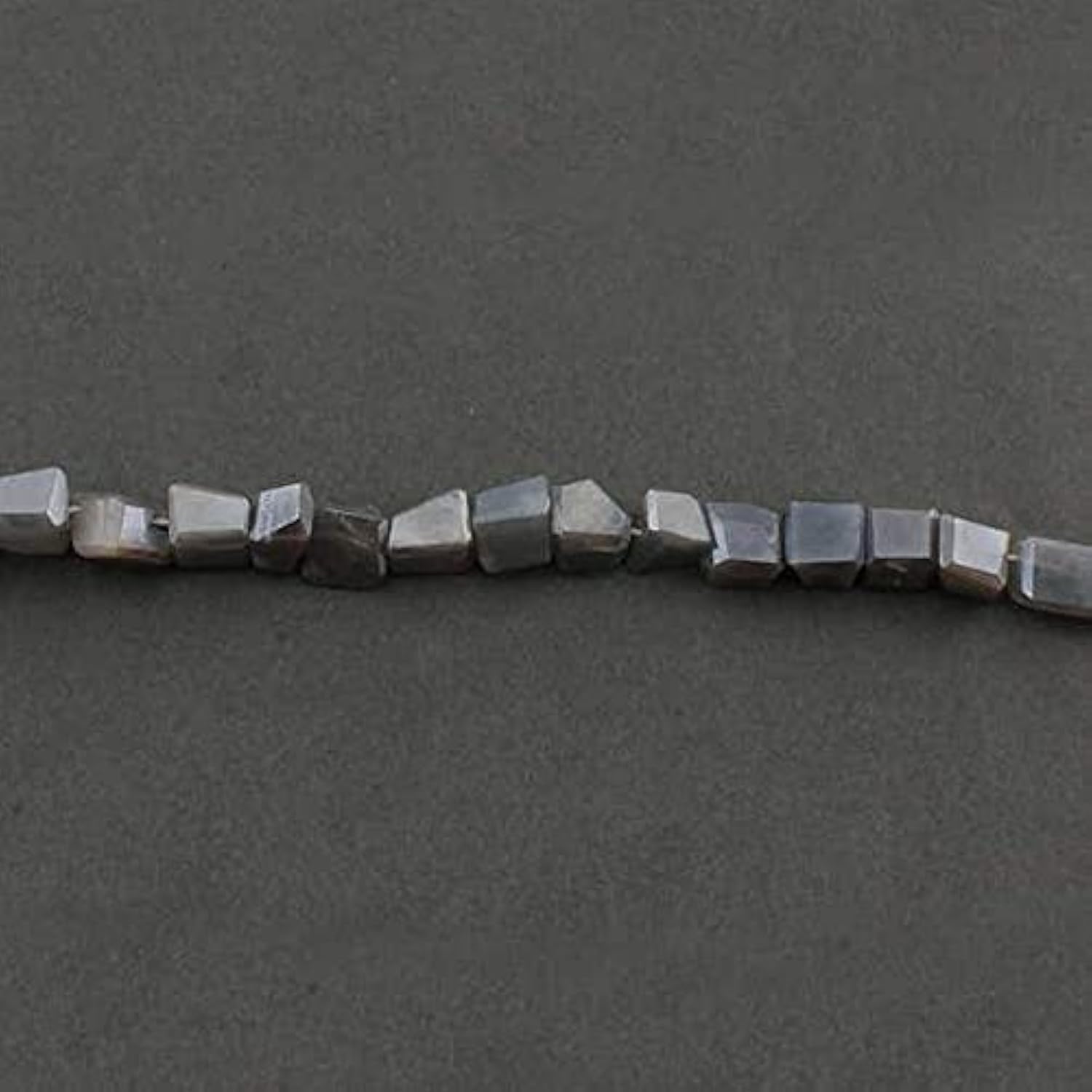 Pierre de lune grise en perles facettées argentées pour collier artisanal