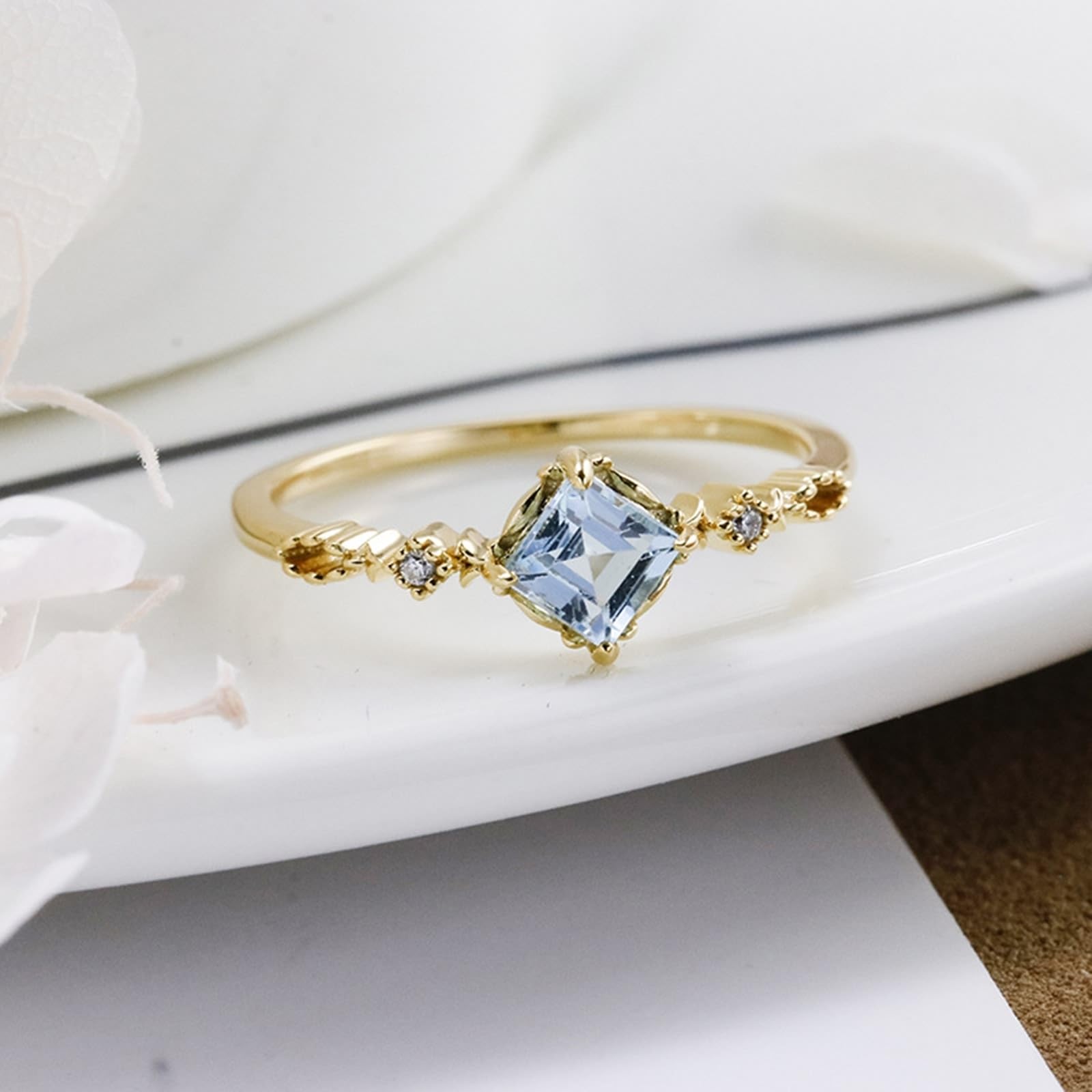 Anillo de boda de oro amarillo de 9 K/14 K/18 K con topacio azul claro cuadrado en 4 garras