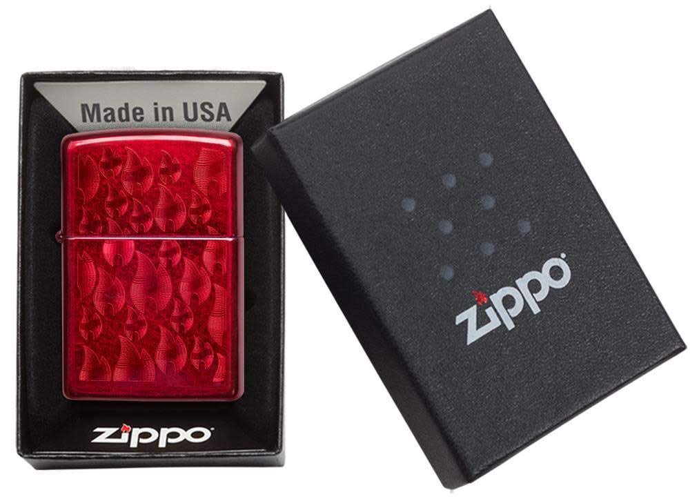 Zippo Accendino antivento – fiamma – finitura rossa mela caramella – ricaricabile per uso a vita – fiamma regolabile – confezione regalo – costruzione in metallo – Made in USA