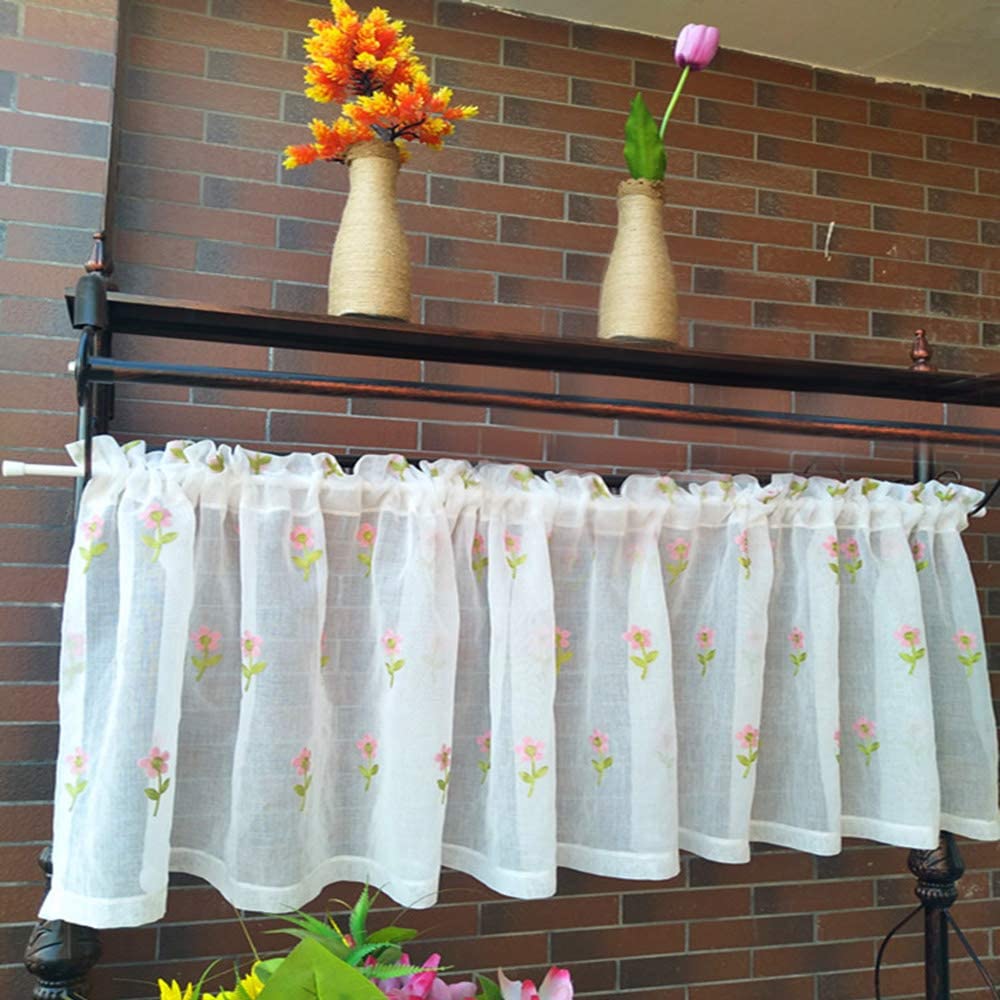 Cortinas cortas para ventanas pequeñas que buscan luz natural e intimidad en el hogar