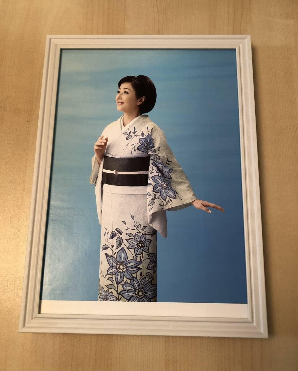 高級額　着物のようなのが中に入ったような額 Amazon.co.jp: kj 額装品 竹下景子 着物 和装 写真 A4サイズ額入り