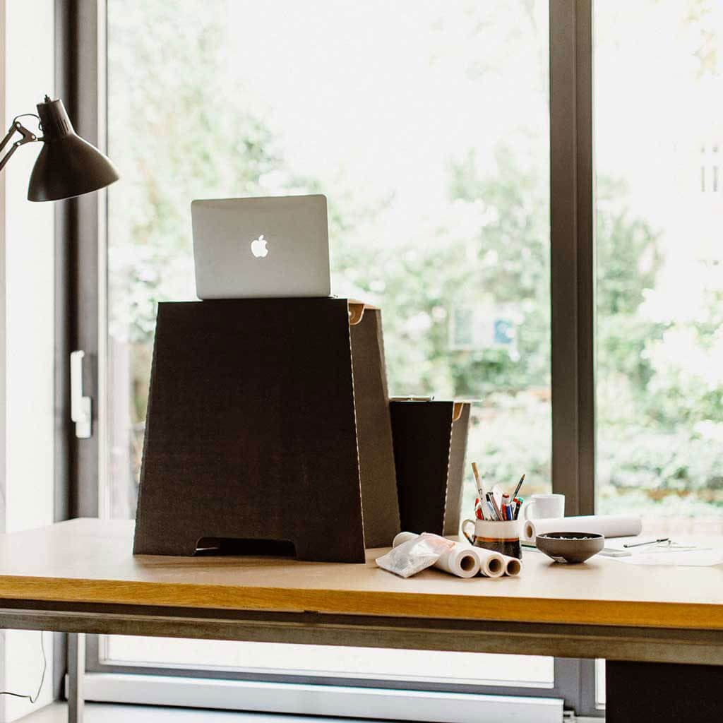 ROOM IN A BOX Schreibtisch-Aufsatz Monkey Desk Medium/Natur: Faltbarer Schreibtisch-Aufsatz für ergonomisches Arbeiten im Stehen, praktischer Ständer für Laptop und Monitor