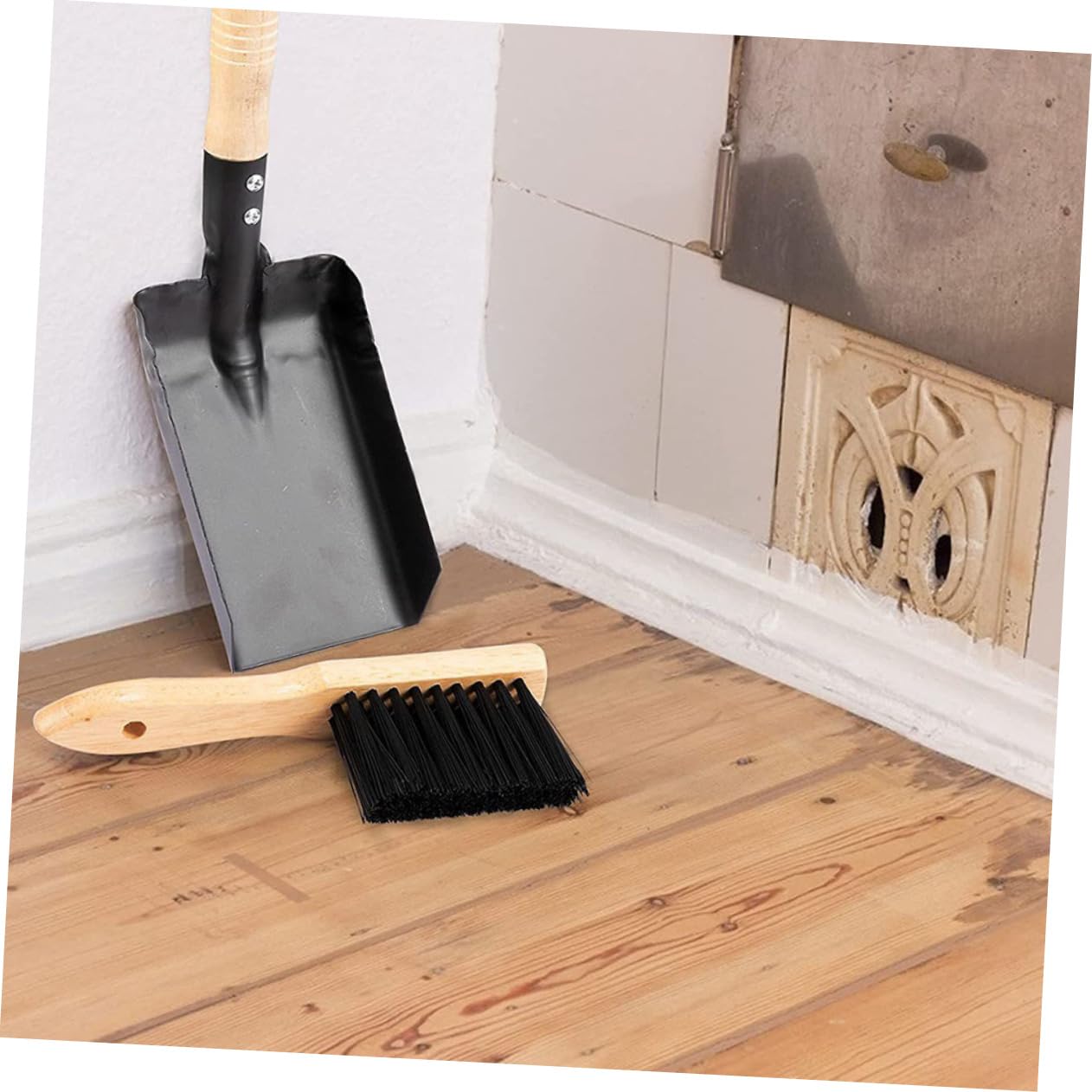 Set Accessori per Caminetto Paletta in Acciaio e Scopino Manico in Legno, potere Pulente Forte e Impugnatura Confortevole per Pulizia Stufa Casa