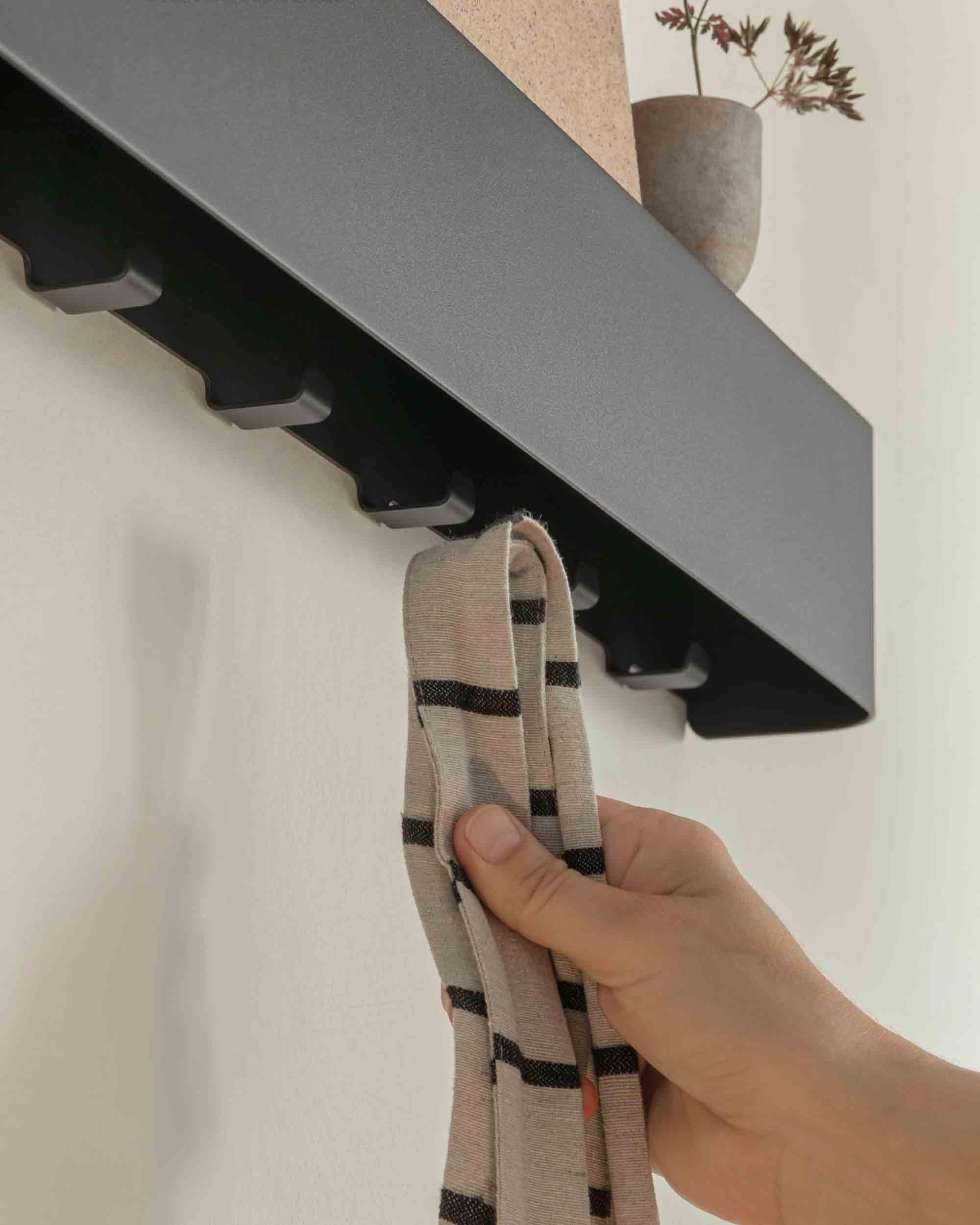 Kazai. Porte manteau mural design 'Tone' | Porte-manteau moderne avec crochets cachés et étagère murale | Patère en métal design pour entrée | Patère murale pour montage mural | Noir