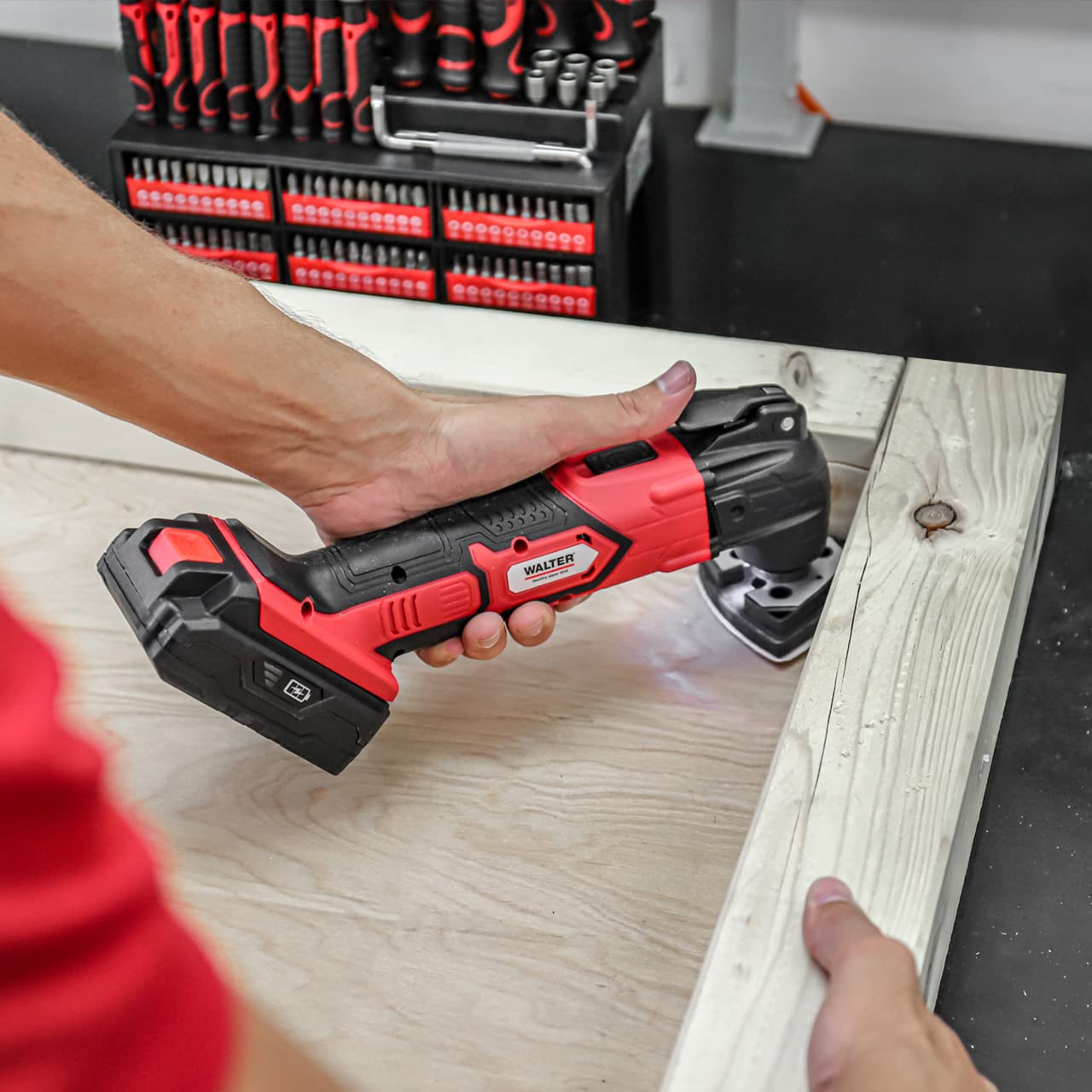 WALTER Geschenke Werkzeugset 7tlg Akku, Geschenk für Männer und Heimwerker, Haushalts-Elektrowerkzeug, Akku Stichsäge, Bohrschrauber und Multifunktionswerkzeug, inkl. Ladegerät und 2 Akkus