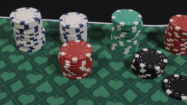 Malette Poker 500 Jetons Set Poker NAIZY 500 Jetons - Mallette Aluminium - 2 Jeux Cartes, 5 Dés, Boutons Dealer - Noir Jeux Cartes Dés Casino Maison