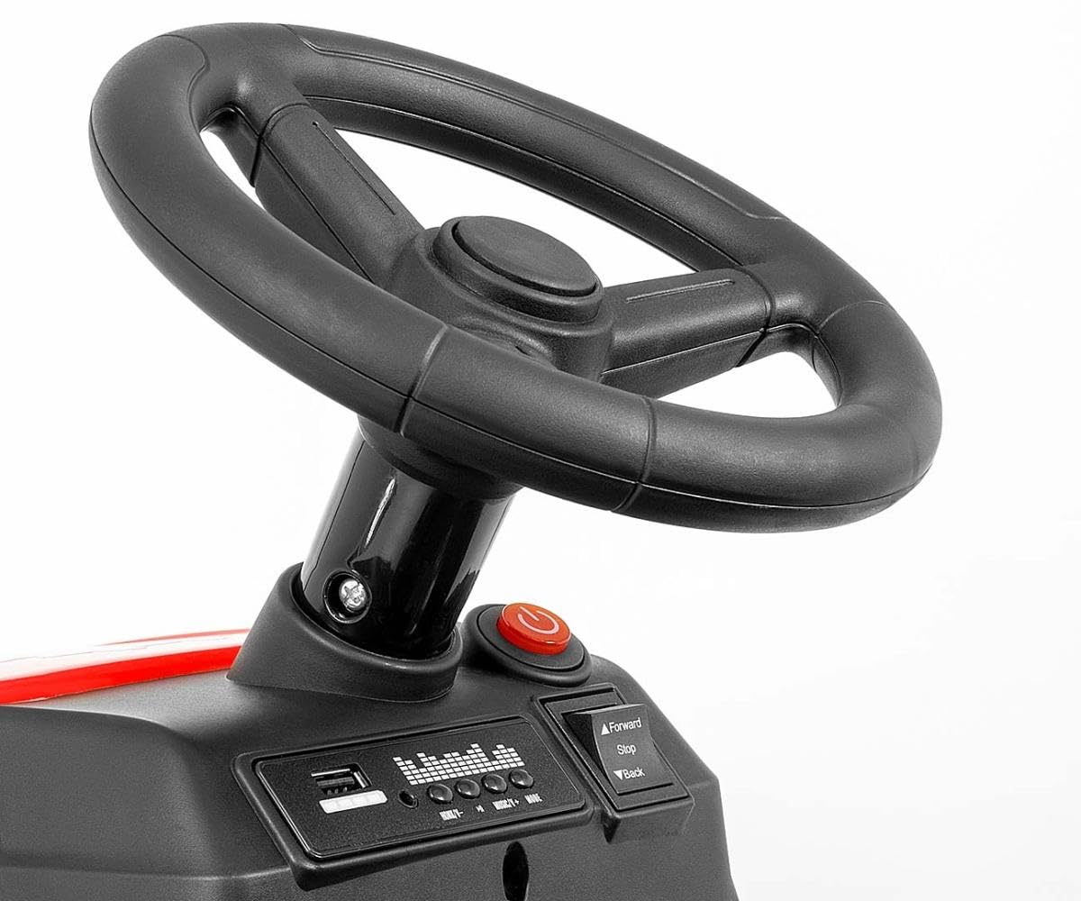 Trattore rosso con rimorchio