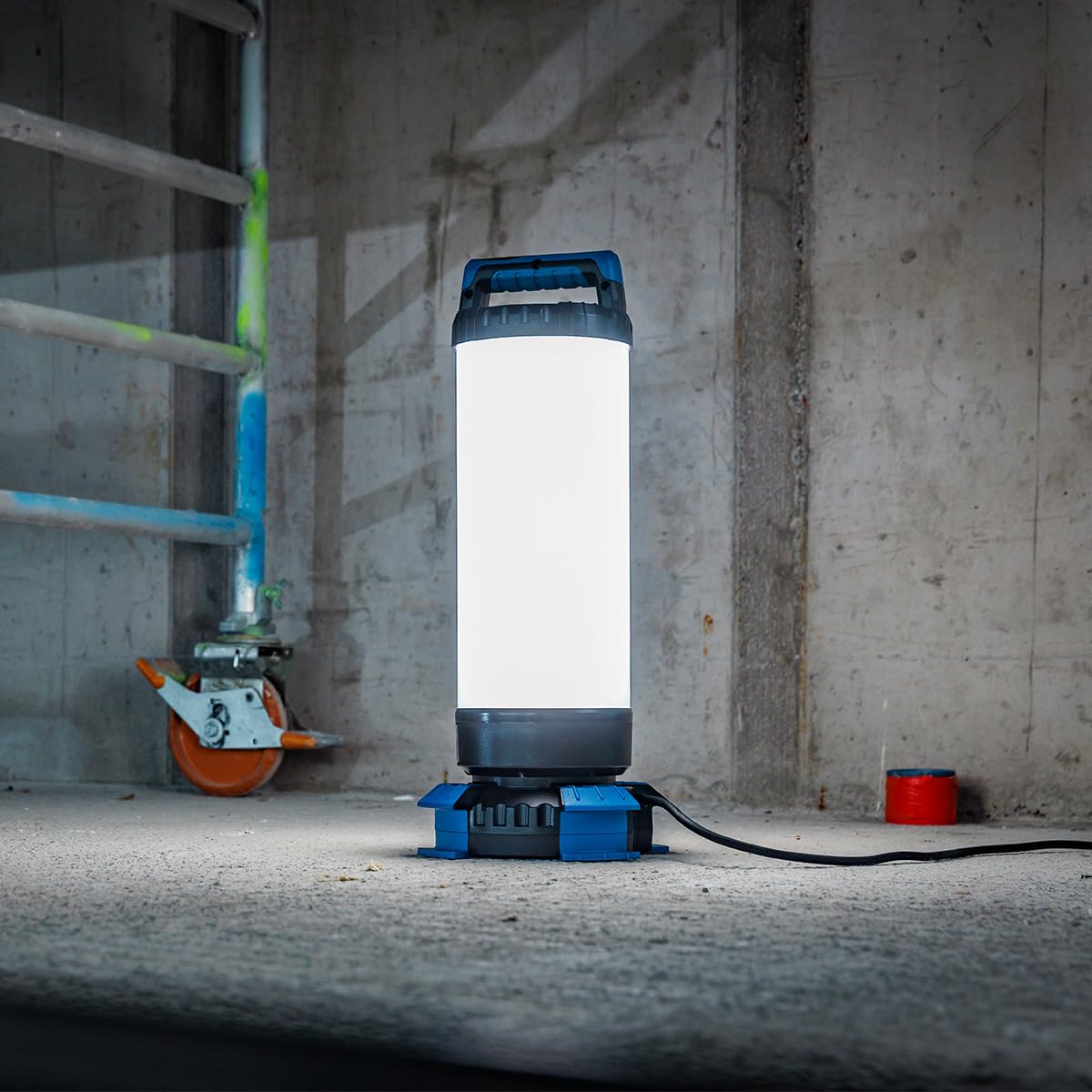 as - Schwabe Ilumi 360 LED lampa robocza 120 W, 16 500 lumenów, emisja 360°, możliwość ściemniania w 4 stopniach, temperatura barwowa 3000 K – 6500 K, wytrzymały kabel IK08-3 m, reflektor budowlany do