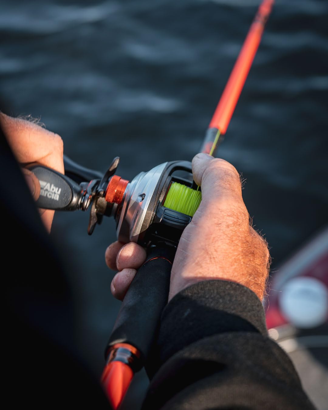 Abu Garcia Svartzonker® X Casting Combo | Set de caña y Carrete para Pesca de Lucio depredador | Caña de acción rápida de Carbono 30T | Equipo de Pesca en Agua Dulce y con señuelos | LP, 2,40 m