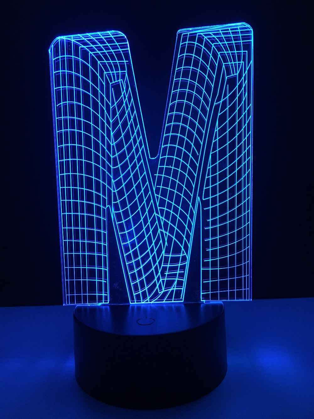 SWTZEQ Luce notturna 3D, luce notturna a LED La lettera M luce d'illusione lampada da tavolo, 16 colori che cambiano lampada USB, per regali di Natale Camera da letto Giocattoli per bambini