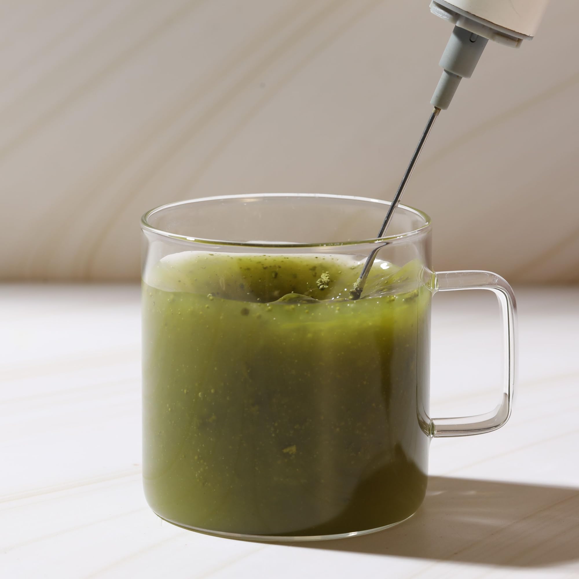 Yu Espumador de leche eléctrico de mano para té con soporte, espumador doble para matcha, sencha, hojicha, genmaicha en polvo, mezcla rápida para lattes, batidos y hornear, portátil, ligero, fácil de
