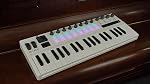 M-VAVE SMK-37 PRO 37-key MIDI clavier avec DX-7 FM Synthétiseur, sans fil MIDI & 8 Séquenceur de motif, 1.54" Écran, RGB Plaquettes, arpège et avec 16 Pads de tambours rétroéclairés, 8