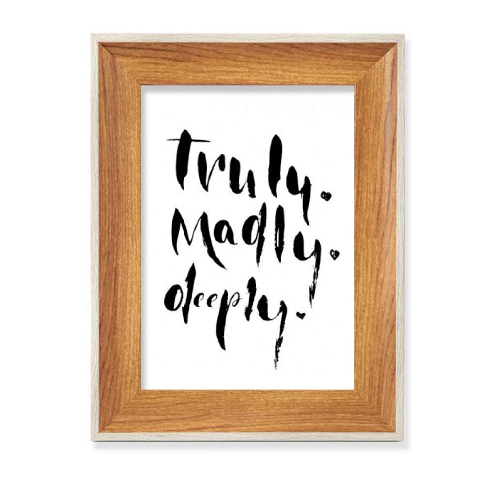 Marco de fotos de madera para decorar tu mesa de oficina con frases romanticas