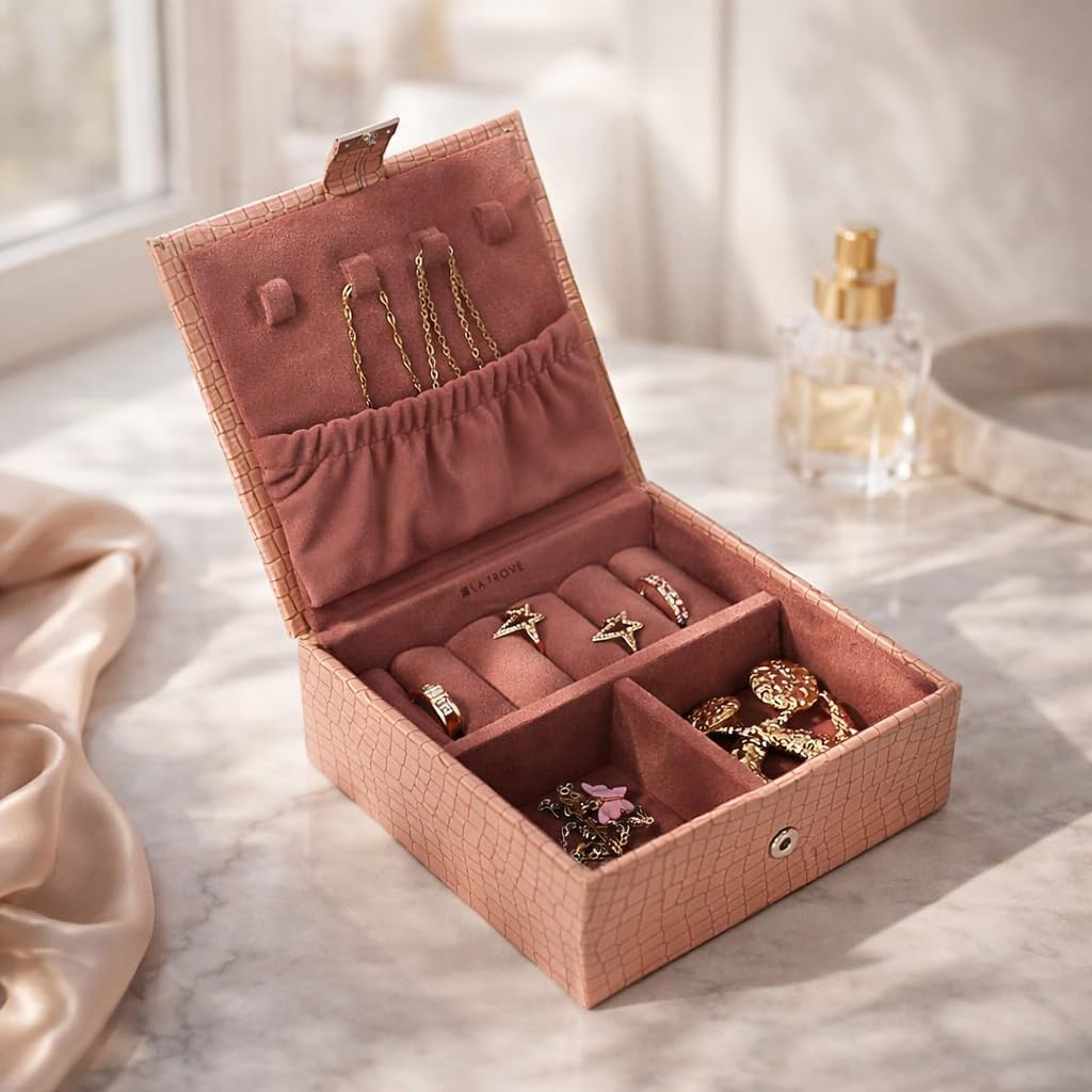 La Trove Travel Jewelry Organizer for Women, Compact Velvet Jewelry Box with Ring & Necklace Storage, Pink