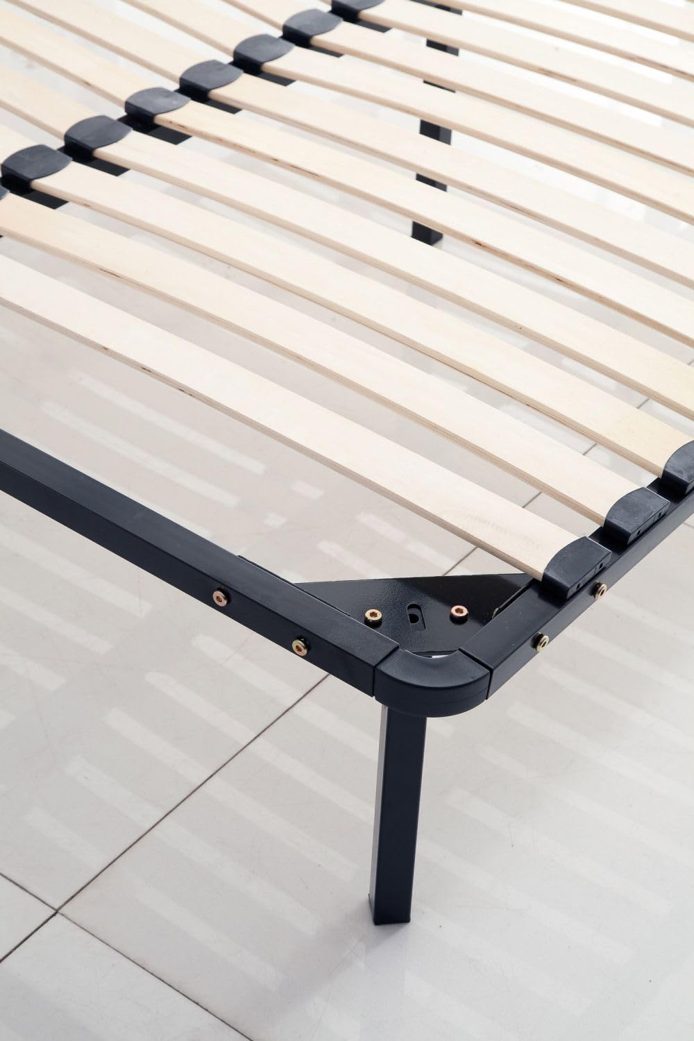 Kosmi - Estrado de ripas 160x200 cm nas pernas para cama de casal