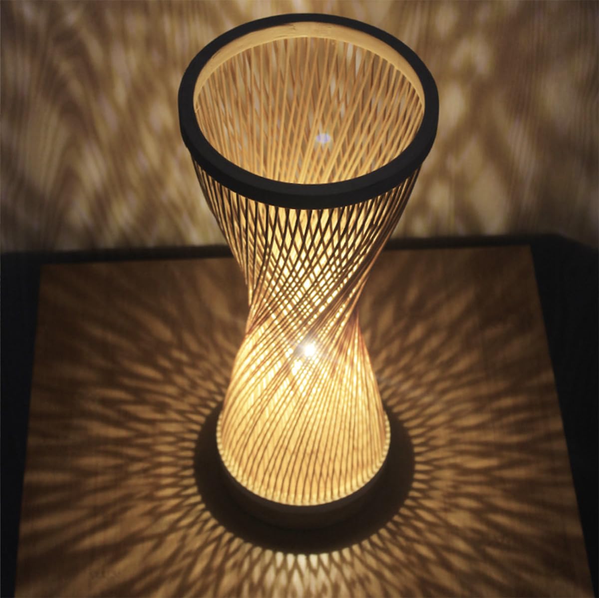 Lámpara de mesa de bambú hecha a mano, lámpara decorativa con pantalla de bambú, iluminación Zen simple para dormitorio y sala de estar
