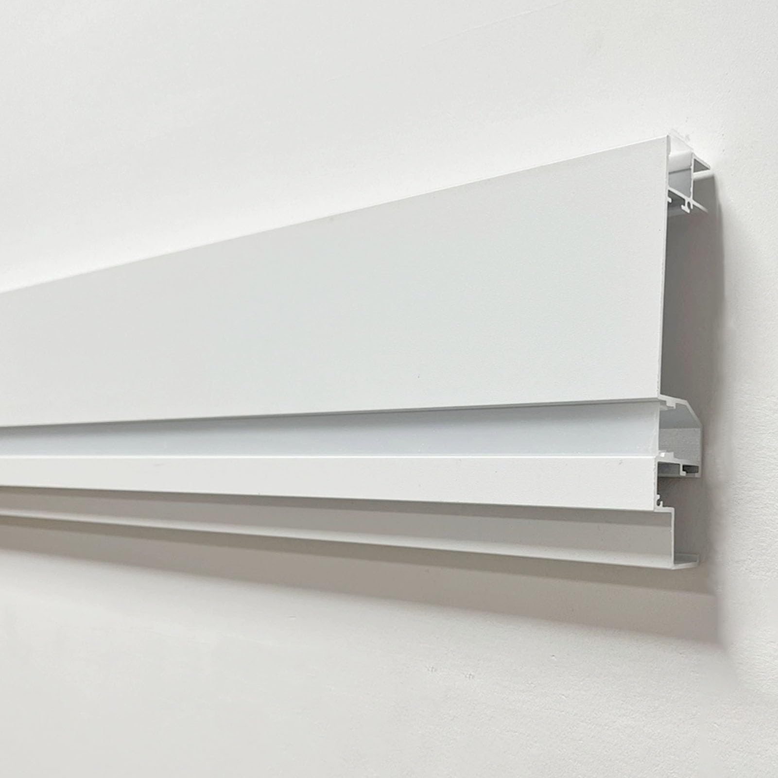 Decoración de cornisa premium con moldura de techo de aluminio y canal difusor de 39"