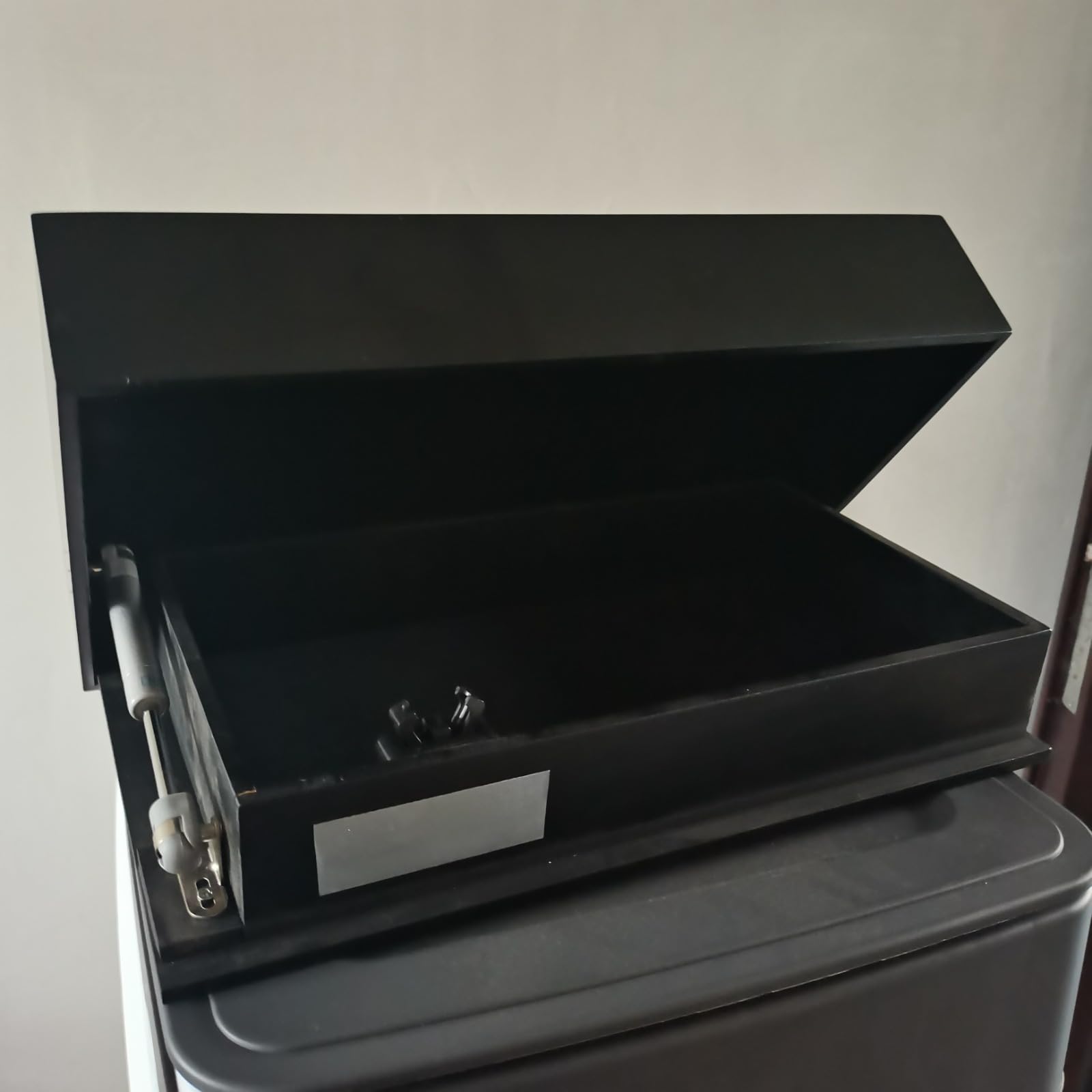 Armoire à fusils murale dissimulée, étagère design avec compartiments secrets, solution de rangement compacte pour salon