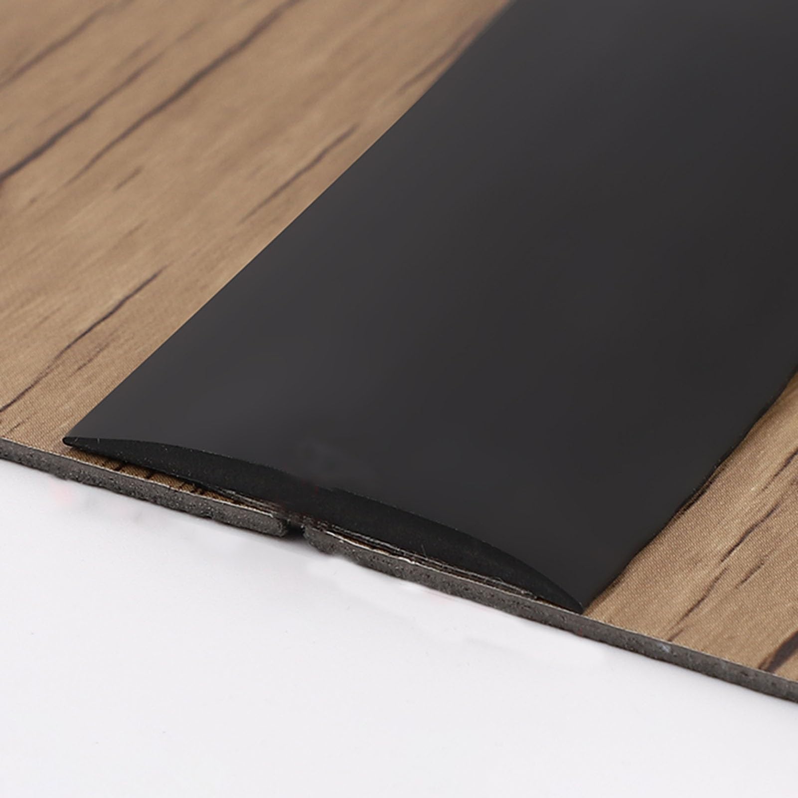 Générique Barre de Seuil Autocollante Extra Longue en PVC Bande de Transition de Plancher pour Revêtement de Sol en Bois Carrelage Moquette Ou Vinyle (Noir 1 M)