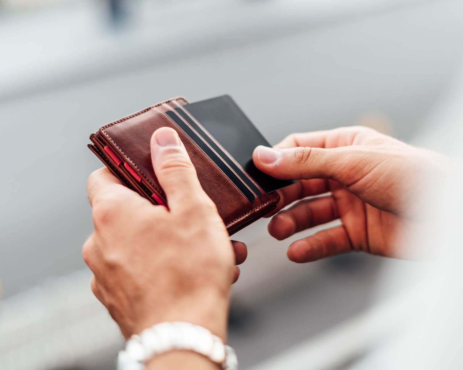 Jaimie Jacobs Flap Boy AirTag-Edition mit Gravur Magic Wallet Echtleder (Dunkelbraun mit Rot)