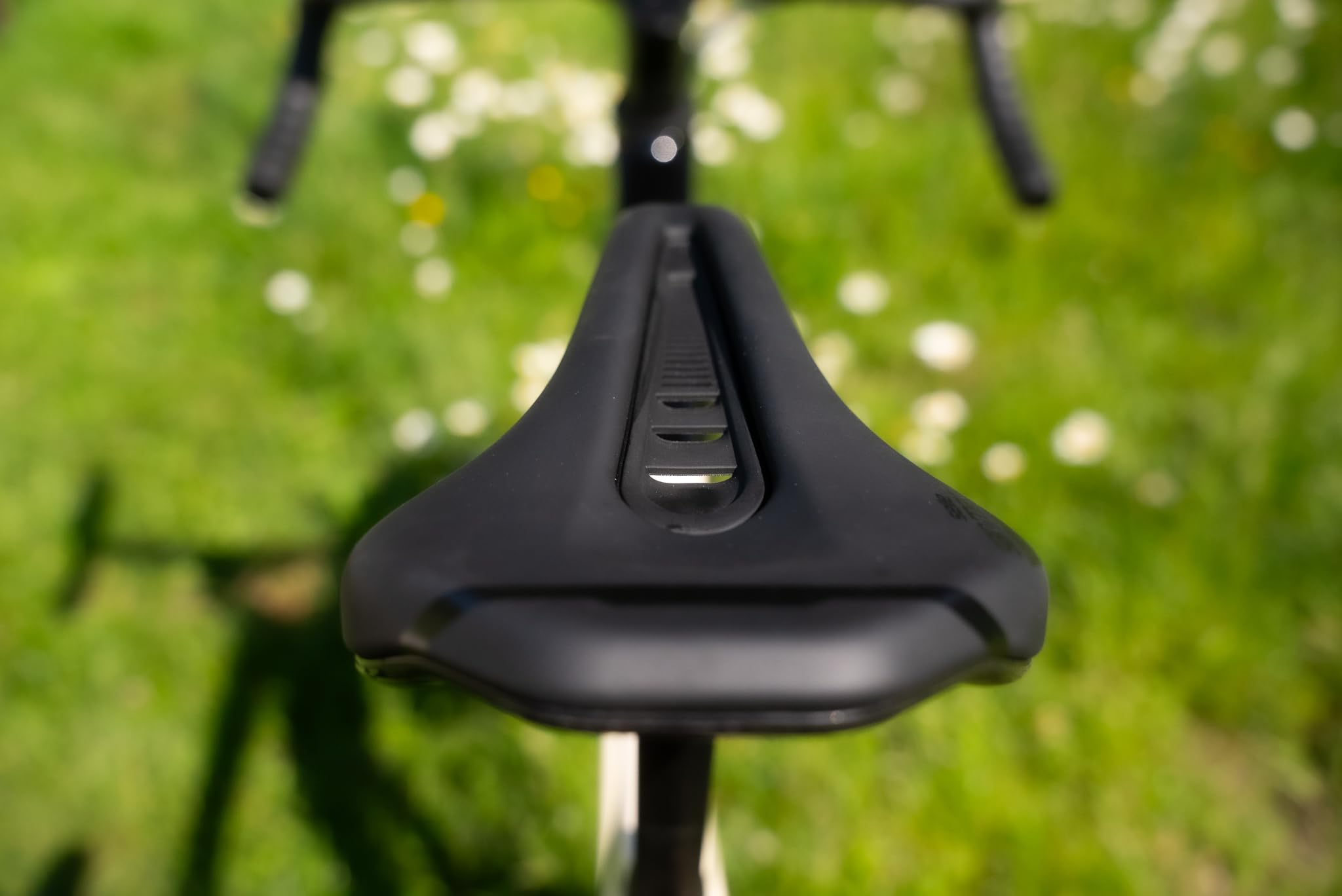 Selle San Marco Ground Shield Sport – Sillín MTB/Off-Road con Protector de Barro y Agujero Anatómico, Raíles de Acero