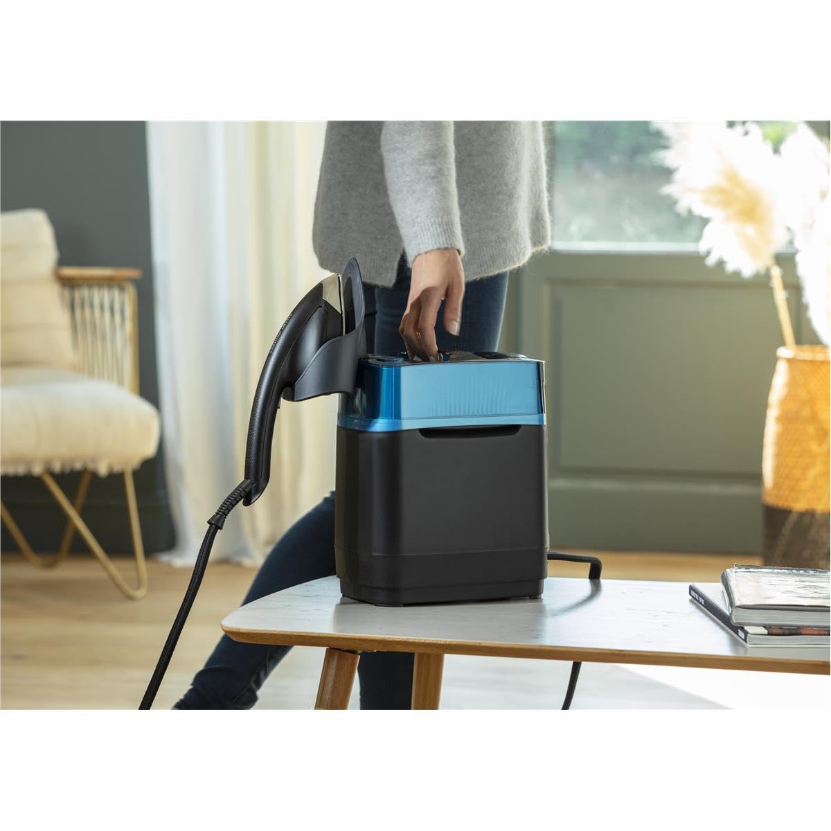 Tefal Défroisseur vapeur hygiénique UT2020 CUBE Désinfectant Hygiénique Nettoyage à la vapeur vertical Repassage mobile Débit vapeur jusqu'à 90 g/min Effet pressing 200 g/min