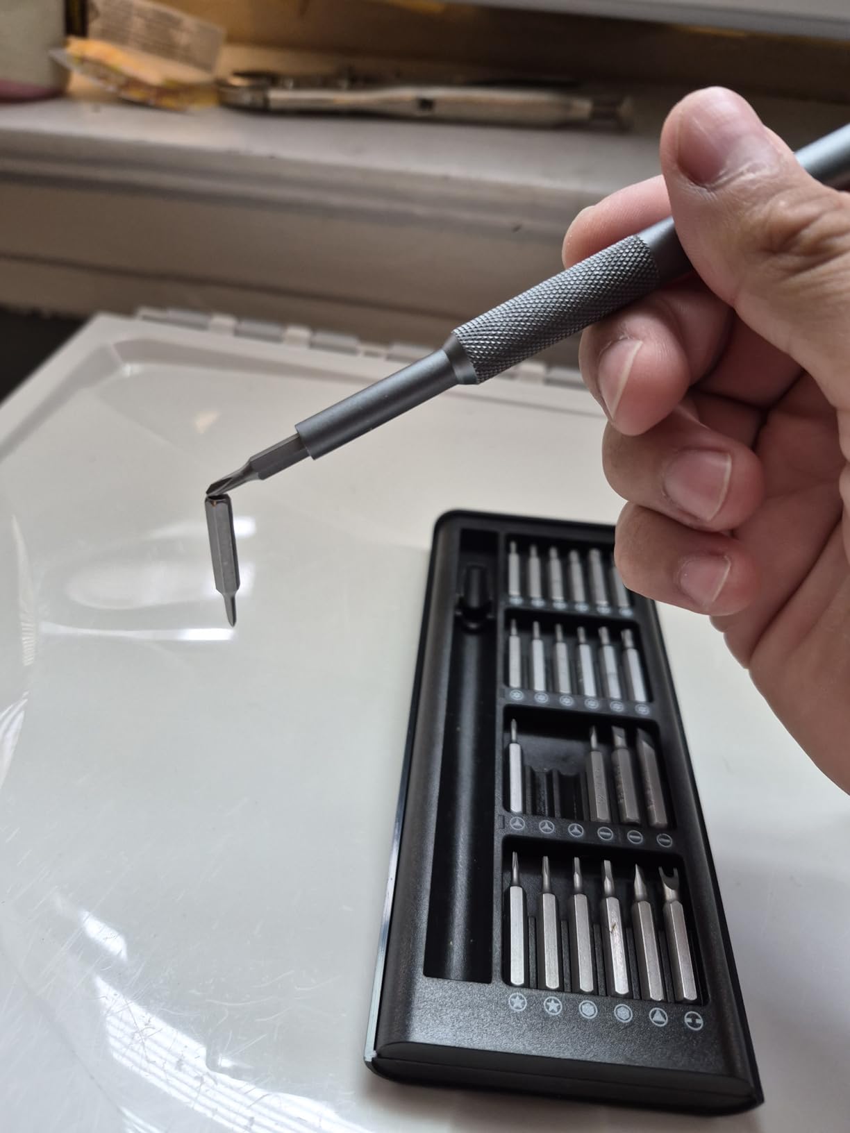 Magnetic tip holding a tiny screw