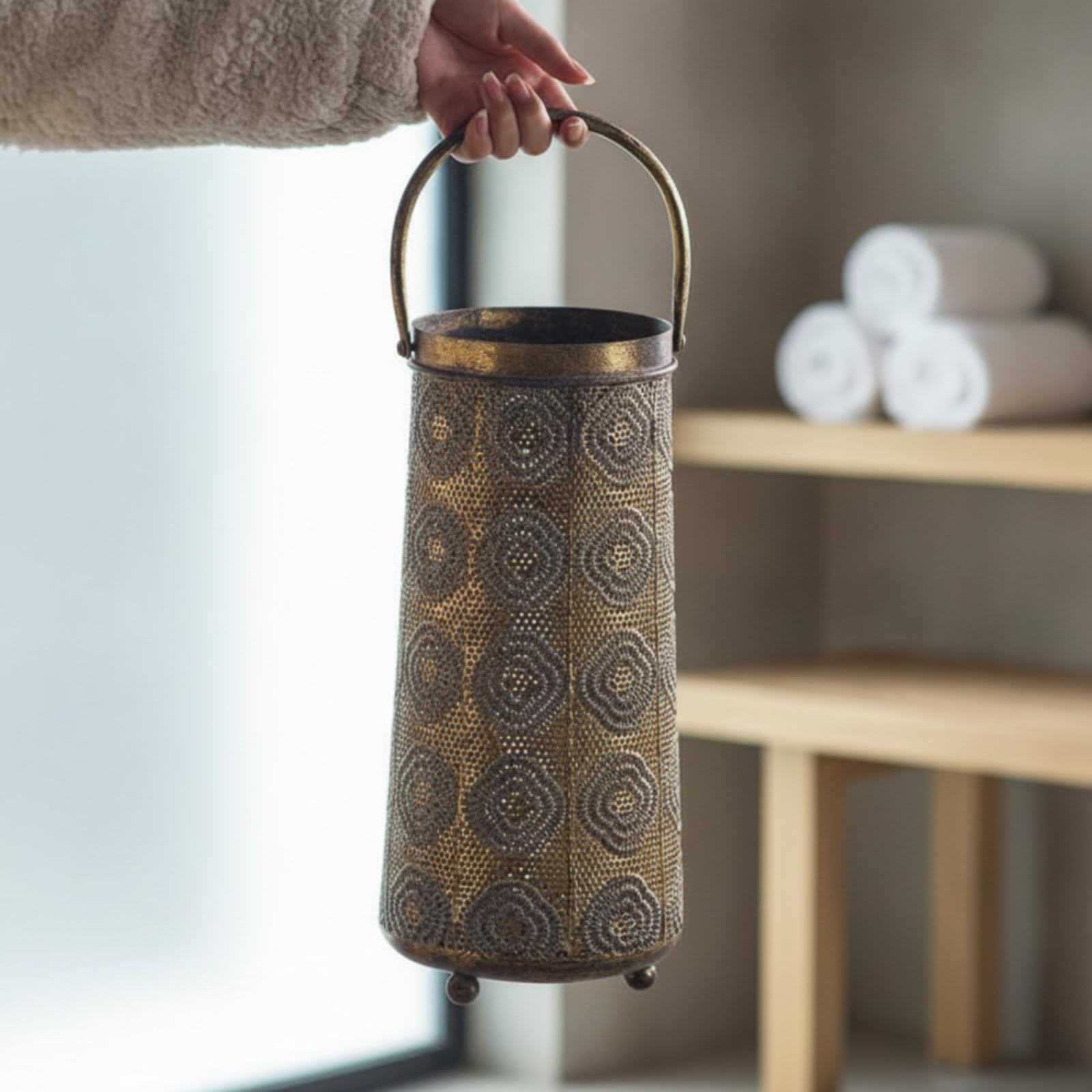 Portavelas Decorativo Linterna Metálica Farol Cilíndrico Portavelas de Hierro con Patrón Troquelado Base Estrecha con Patas Adecuado para Sala