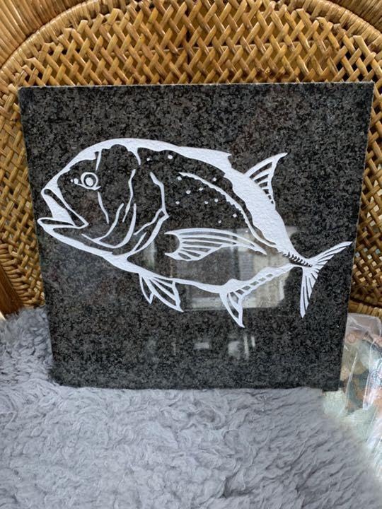 プレート彫刻　（黒御影石）　ロウニンアジ　gt プレート彫刻（黒御影石）ロウニンアジgt