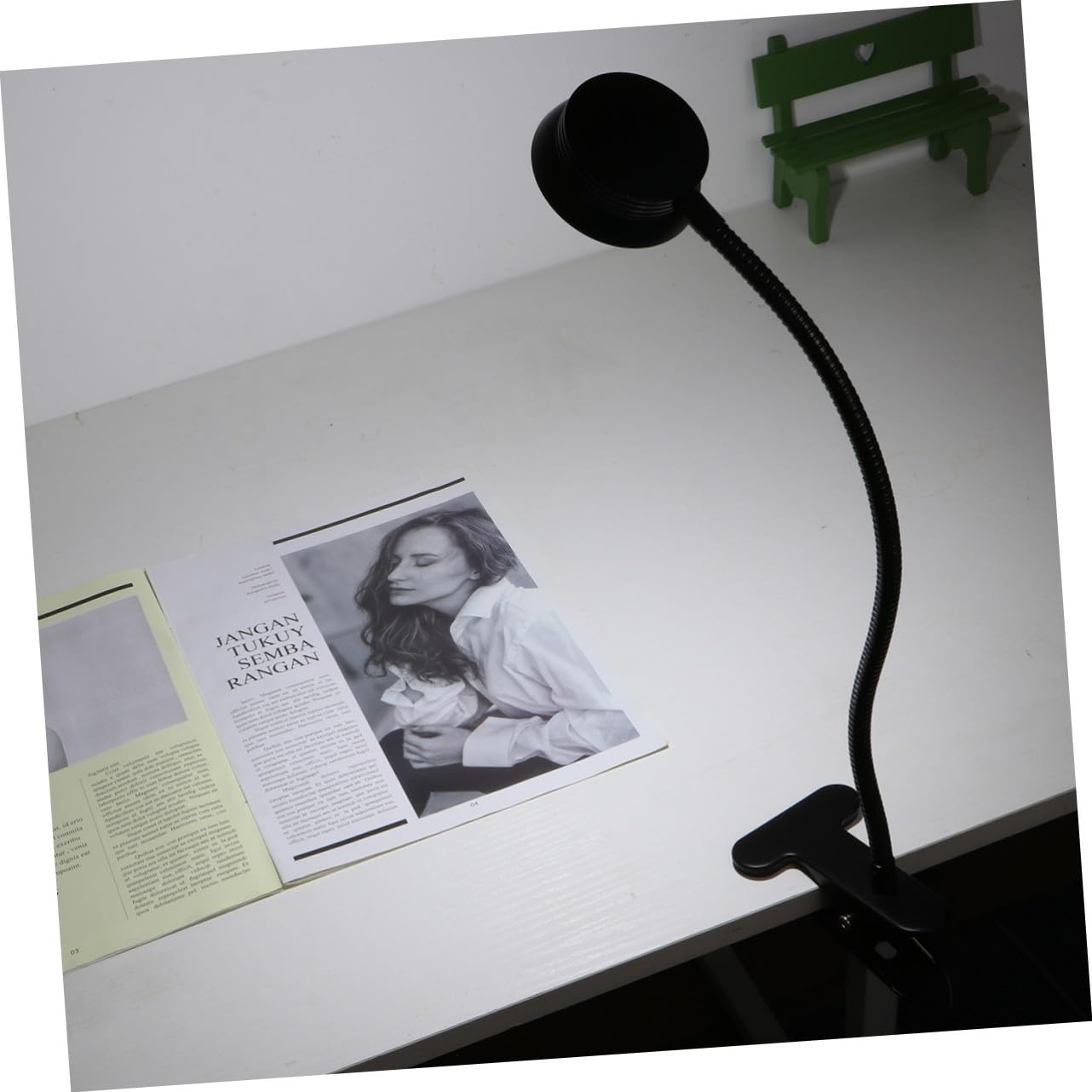 Lampada da Lettura Clip LED Nera, Luce Regolabile a 2 Livelli, Collo Flessibile e Clip Robusta per Lettura a Letto e Viaggi