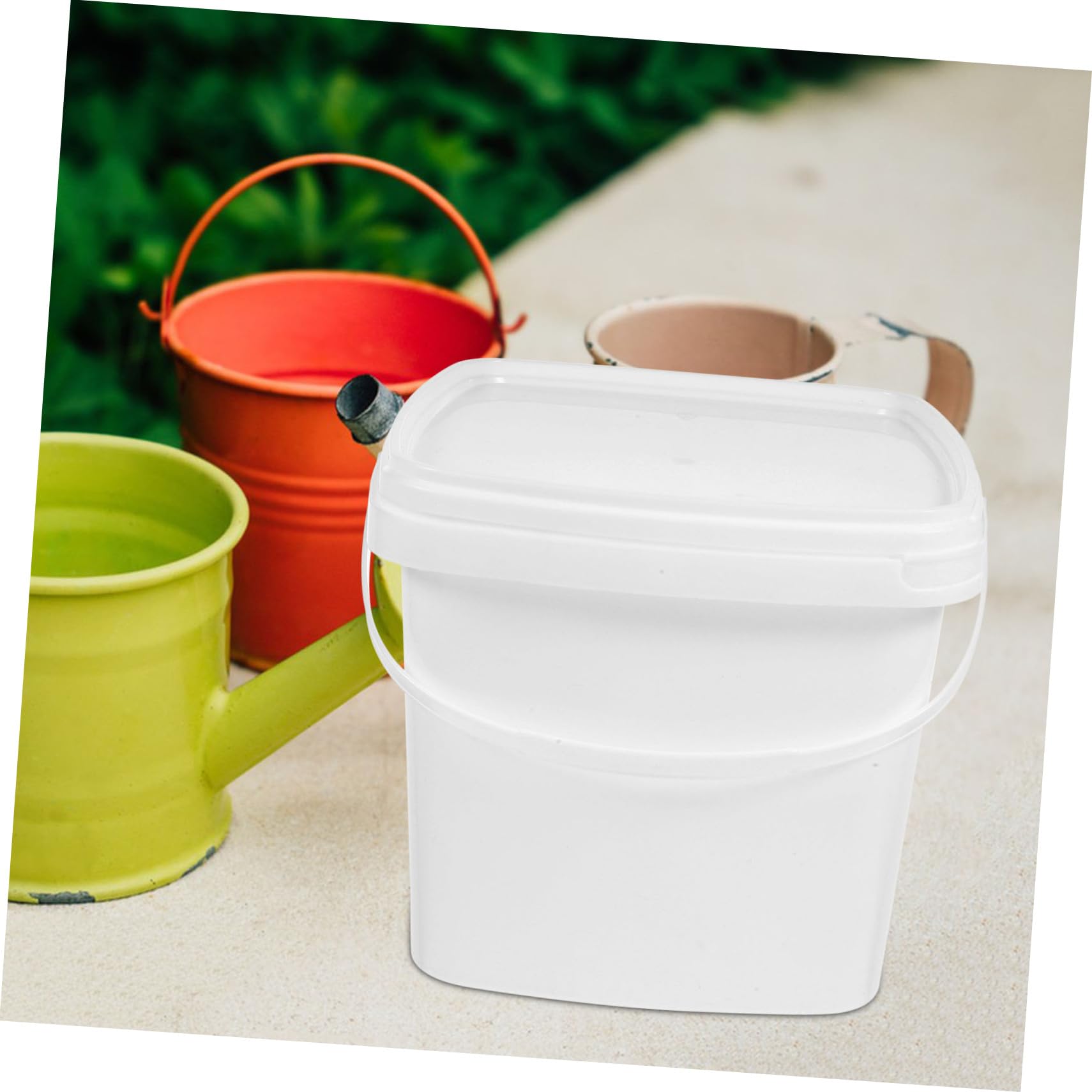 GRIRIW Plastic Bucket with Lid Portable Water Container for Gardening Pet Food Paint Storage Ergonomic Handle Easy to