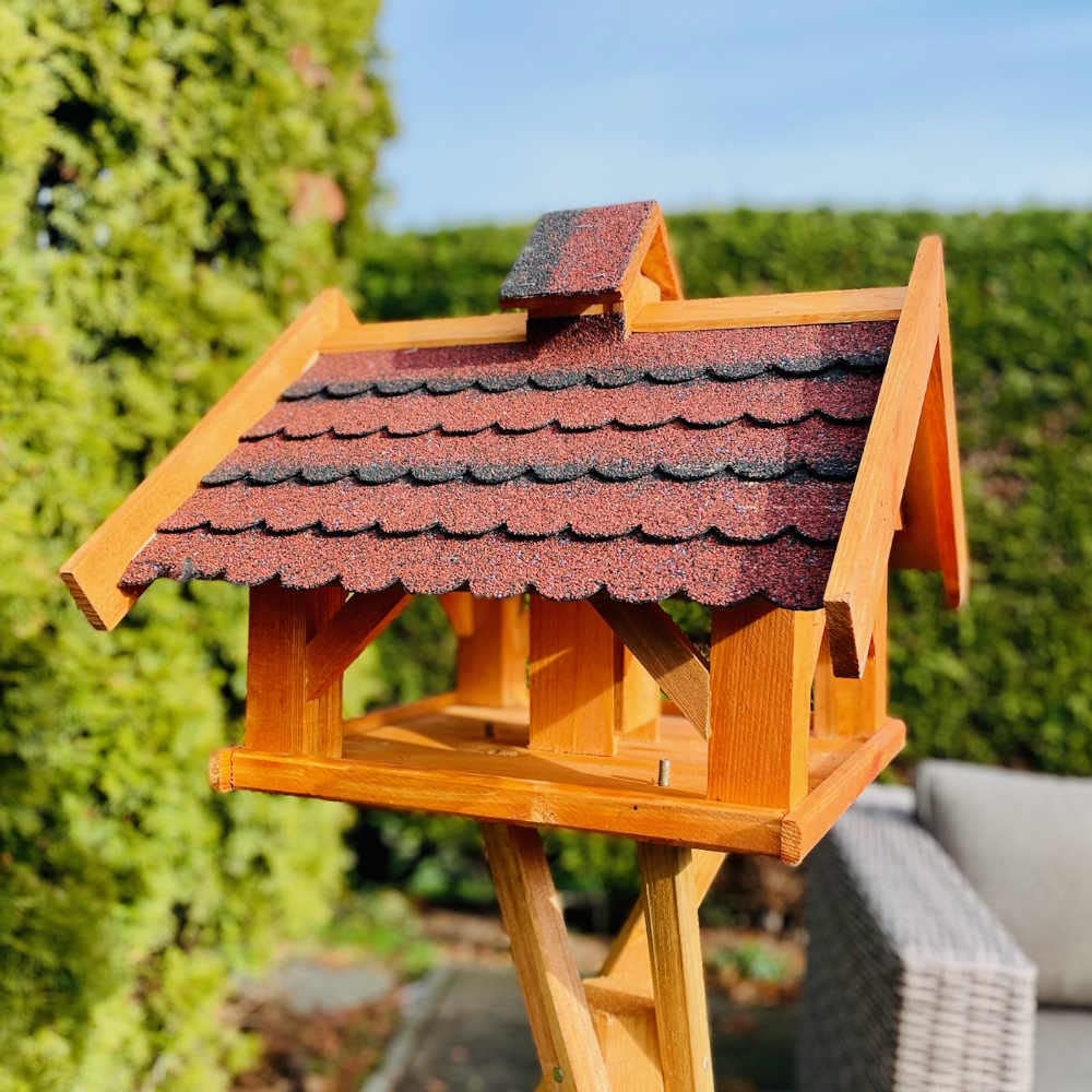 Rechteckiges Vogel Futter Haus L - XL Futterstelle Holz Vogelhaus wetterfest für den Garten oder Balkon. Mit Bitum Schindeldach. (XL mit Ständer, Rot - Braun)