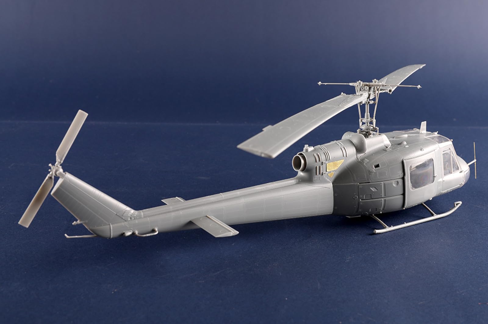 Amazon | トランペッター 1/35 アメリカ UH-1Bヒューイ
