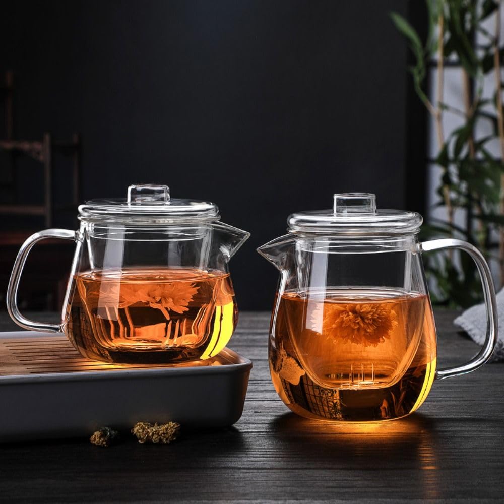Glas-Teekanne mit Teesieb und Deckel, transparenter Teekessel für losen Tee, Kräuter- und Früchtetee, Heiß- oder Eistee, hitzebeständig und tropffreier Ausguss (500 ml)