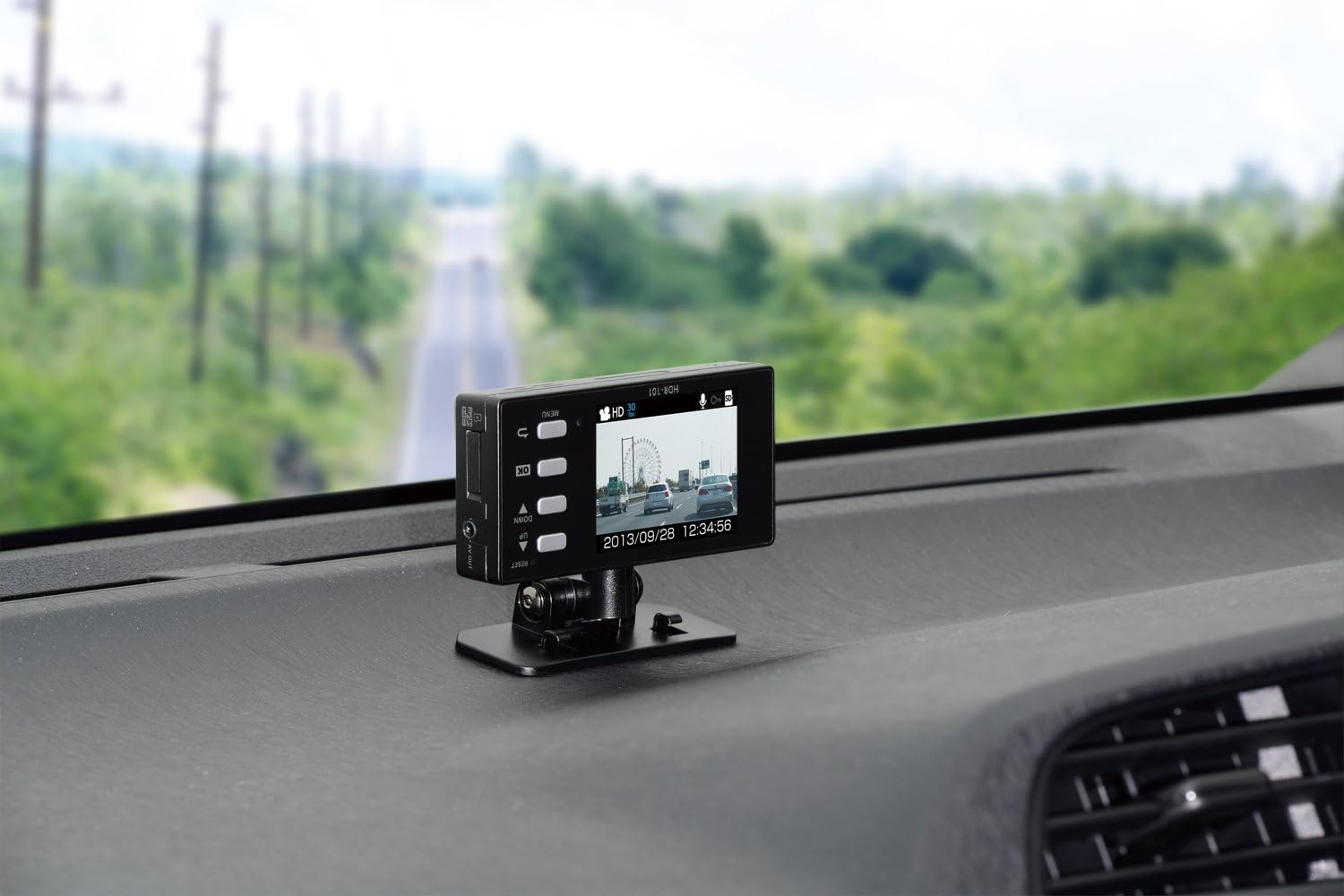 COMTEC HDR-101 mounted on a car dashboard
