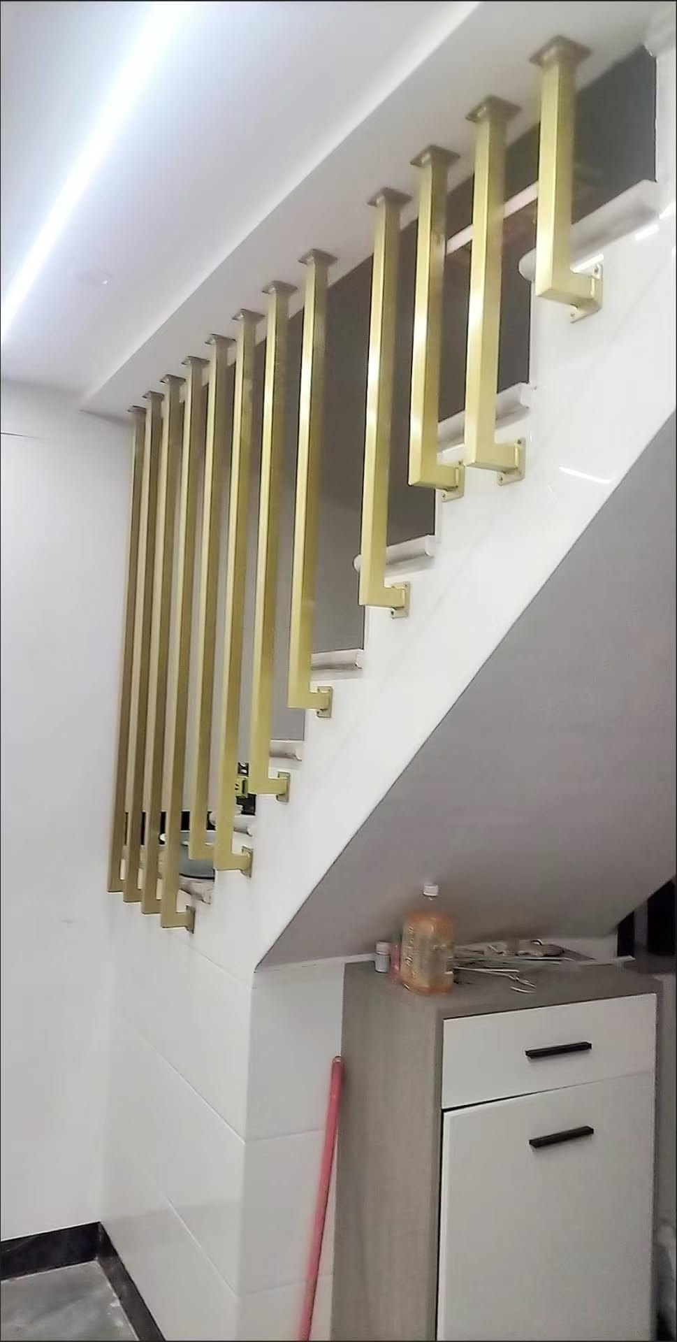 Konfigurowalne złote balustrady schodowe zamiennik do użytku mieszkalnego i komercyjnego 16-100 cali wysokie drążki balustradowe do biura loftu foyer hotelu - styl B 30 cm/11,8 cala