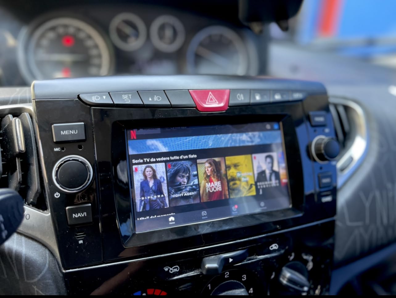 Autoradio Custom Fit per Lancia Ypsilon 2011–2020 con CarPlay e Android Auto | Schermo Touch HD 2DIN | GPS Navigatore | Bluetooth | USB | Retrofit Plug & Play | Compatibile con comandi al volante