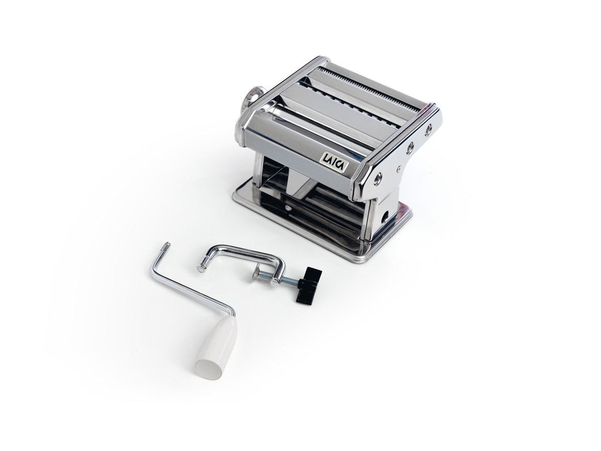 Máquina para hacer pasta Laica PM0500 en acero inoxidable, incluye manivela y pinza de sujección. Rueda con 7 ajustes. Se le puede añadir motor.